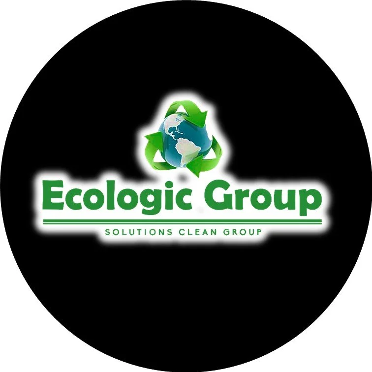 Logo de Ecologic Group con un globo terráqueo rodeado por flechas verdes de reciclaje y texto en verde que dice 'Ecologic Group' y 'Solutions Clean Group' en un fondo negro.