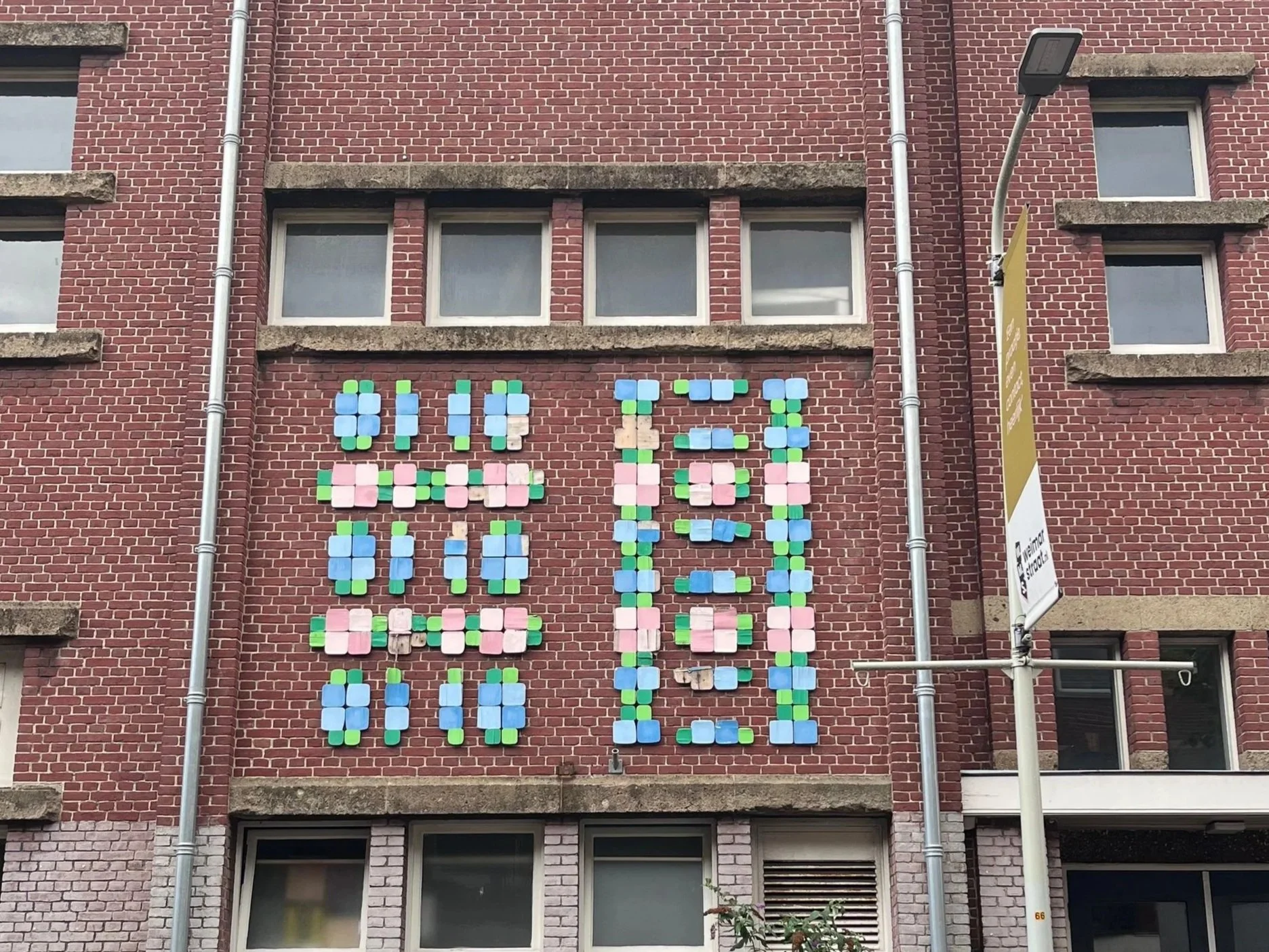 Gevelkunstwerk inspiratie voor de huisstijl van Weimar’s Wijkpaleis