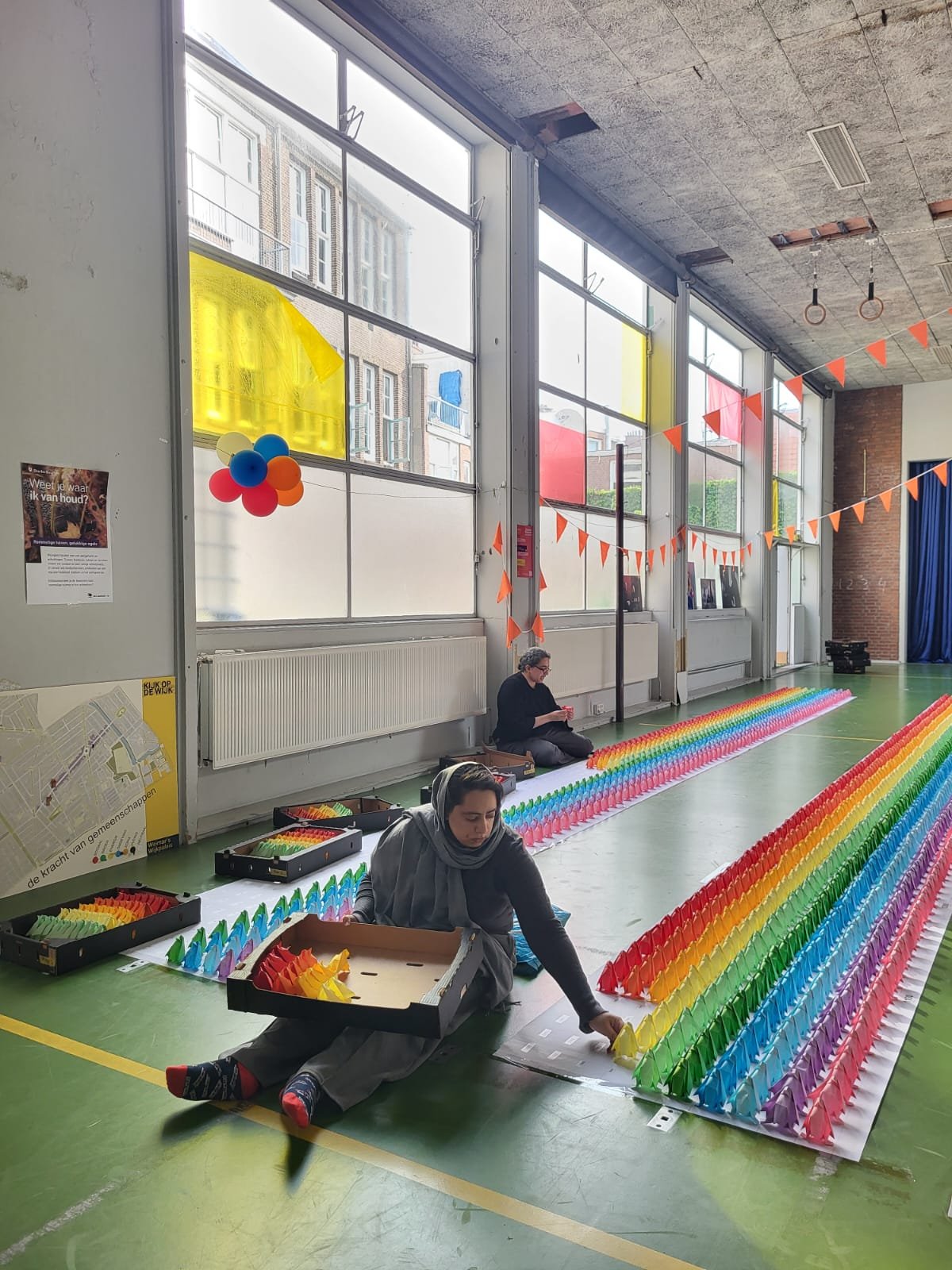 Zussen halen een Wereldrecord door 5.000 origami-pinguïns te vouwen.