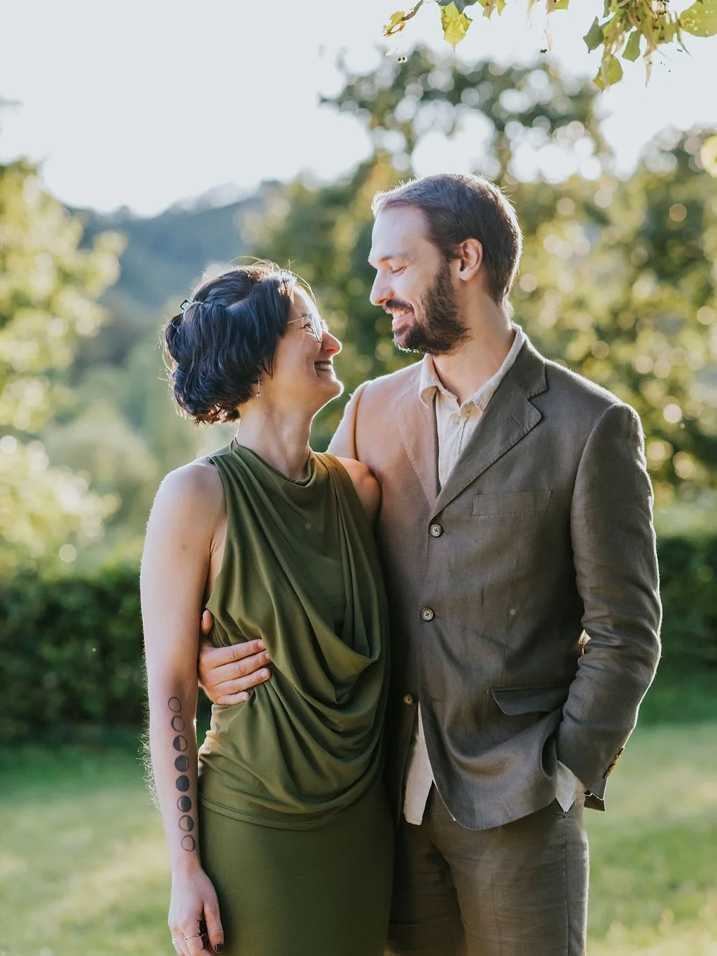 ausnahmsweise mal nicht hunde-related und nicht in hundeklamotten, sondern richtig schick gemacht und in schale geworfen. 🙌🏻

als sich zwei kleine m&auml;dchen am gartenzaun kennengelernt haben, h&auml;tte wohl niemand gedacht, dass sie 25 jahre sp