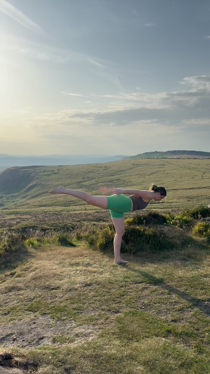 ✨ Warrior III (Virabhadrasana III) ✨
A powerful pose for building balance, stability, and strength from the ground up.
💥 Strengthens the standing leg and core
🦵 Challenges and lengthens the hamstrings
🧘‍♀️ Improves pelvic stability
A person