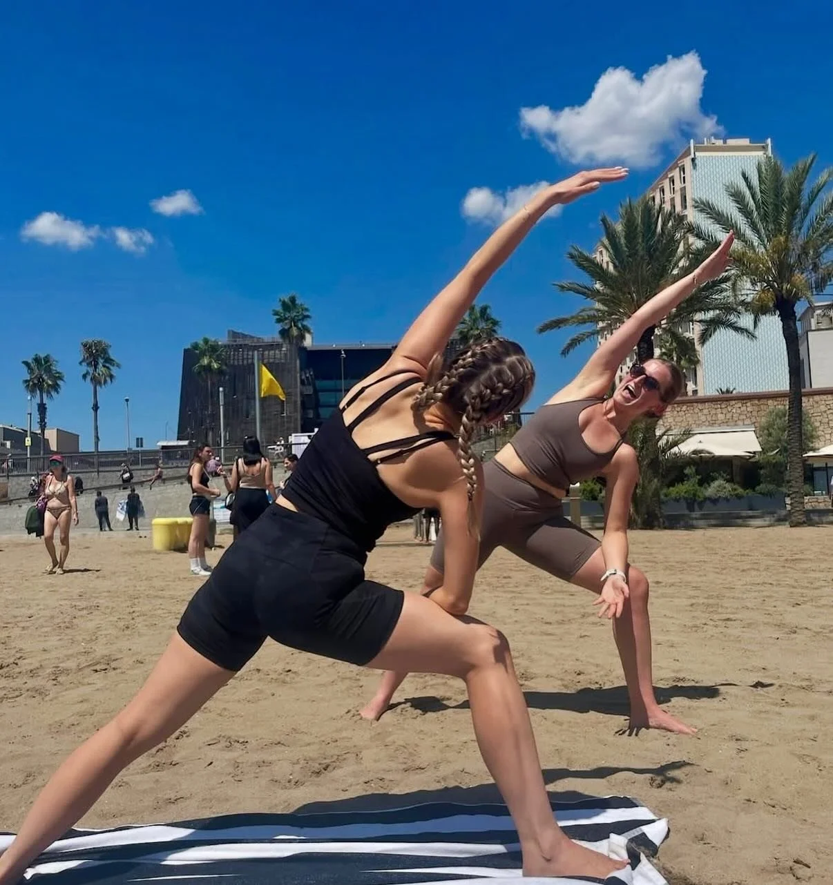 Barcelona beach flow for the stunning bride-to-be 🤍🏝️ 

#beachyoga #yogi #barcelona #flow