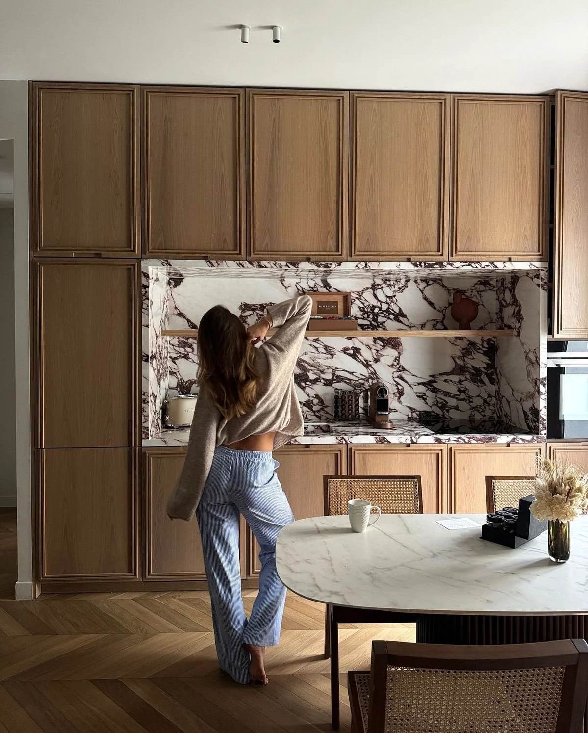 2026 természetes kő trendek: hogyan lesz a márvány és a travertin valódi térélmény