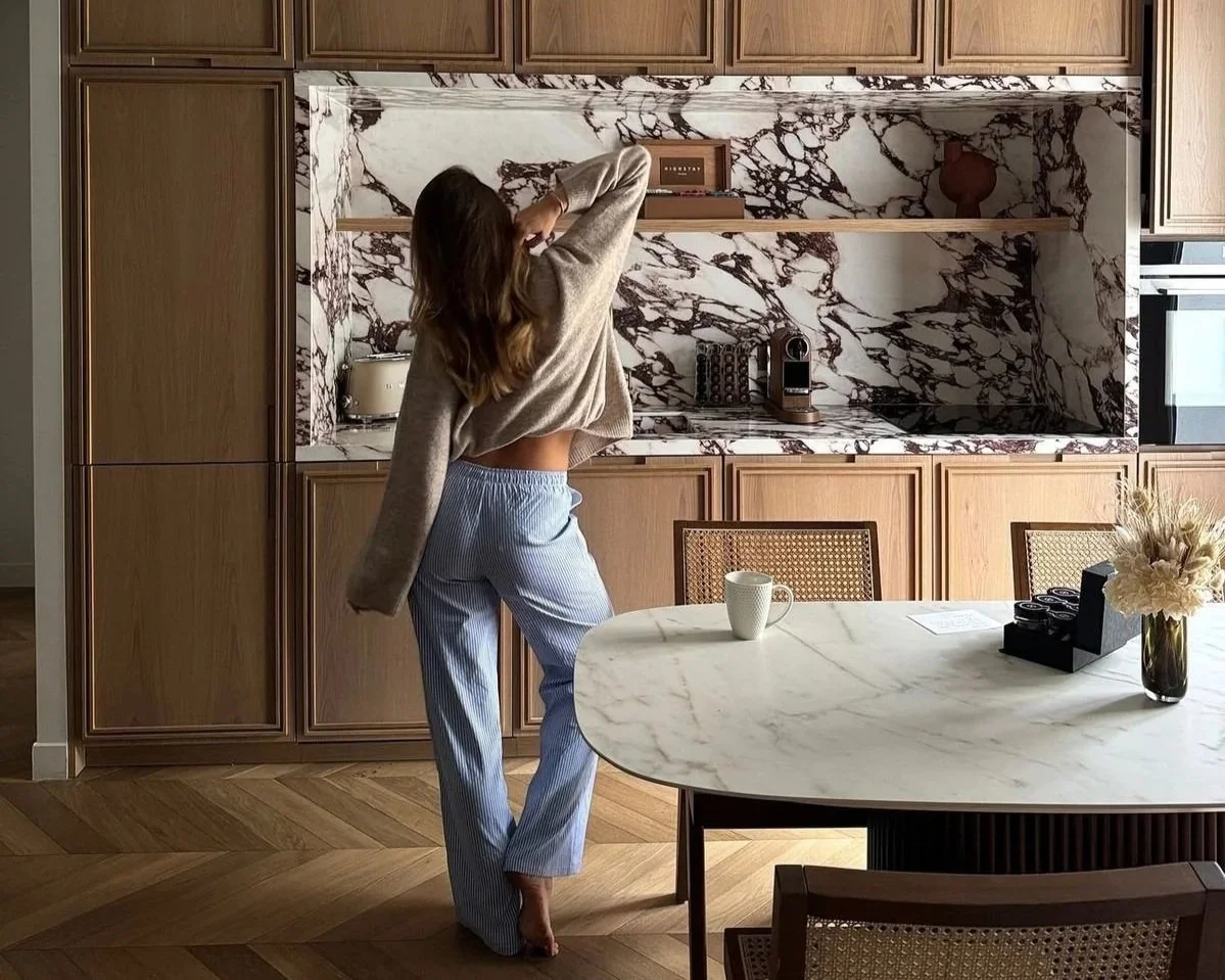 2026 természetes kő trendek: hogyan lesz a márvány és a travertin valódi térélmény