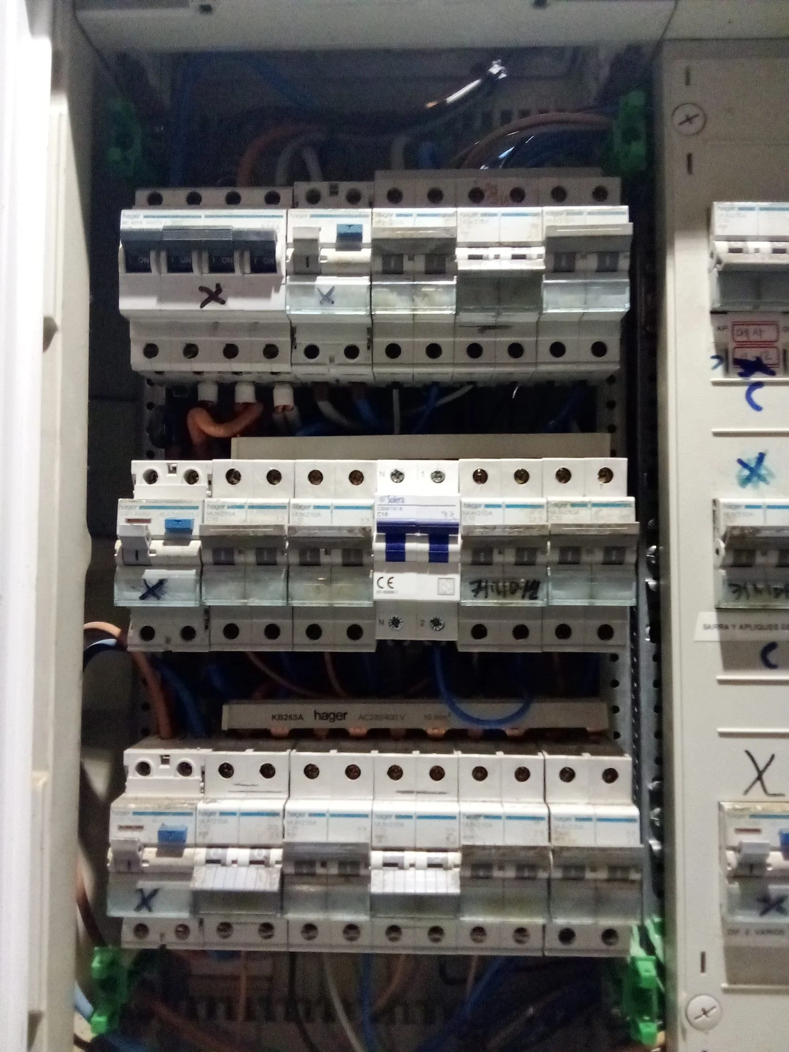 Cuadro de distribución eléctrica con interruptores y cables conectados.