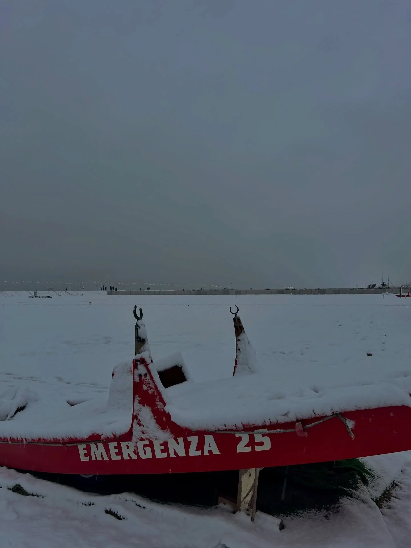 La neve in riviera🏖️: non succede mai ma quando succede la spiaggia diventa un sogno ❄️☃️
