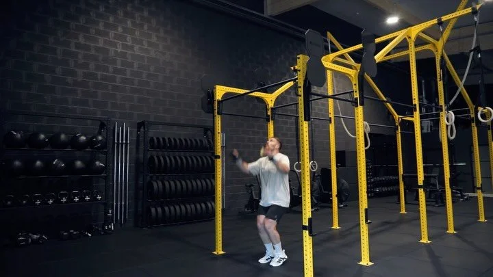 Wenn die Basics an der Pullup Stange erst einmal sitzen &ouml;ffnet sich eine komplett neue Welt an Skills/&Uuml;bungen.

Level 4: Der Bar Muscle Up. Kraft, Schnelligkeit und Koordination wird verlangt. Einer der schwierigeren Skills wozu es oft viel