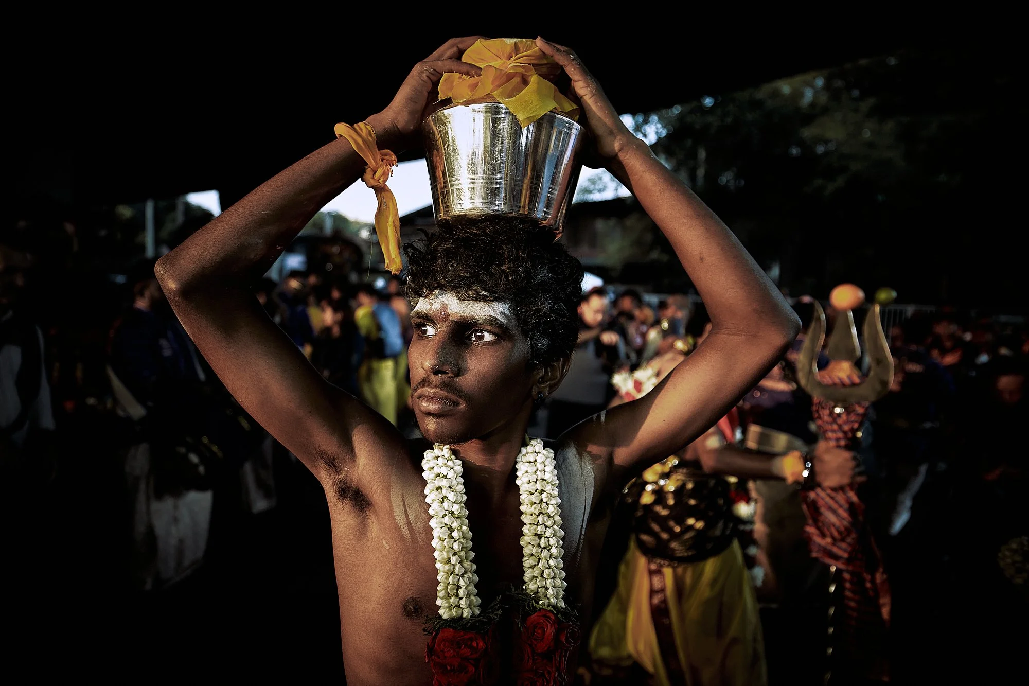 Lord Murugan y la montaña ante la multitud / Lord Murugan and the Mountain Before the Crowd — Batu Caves