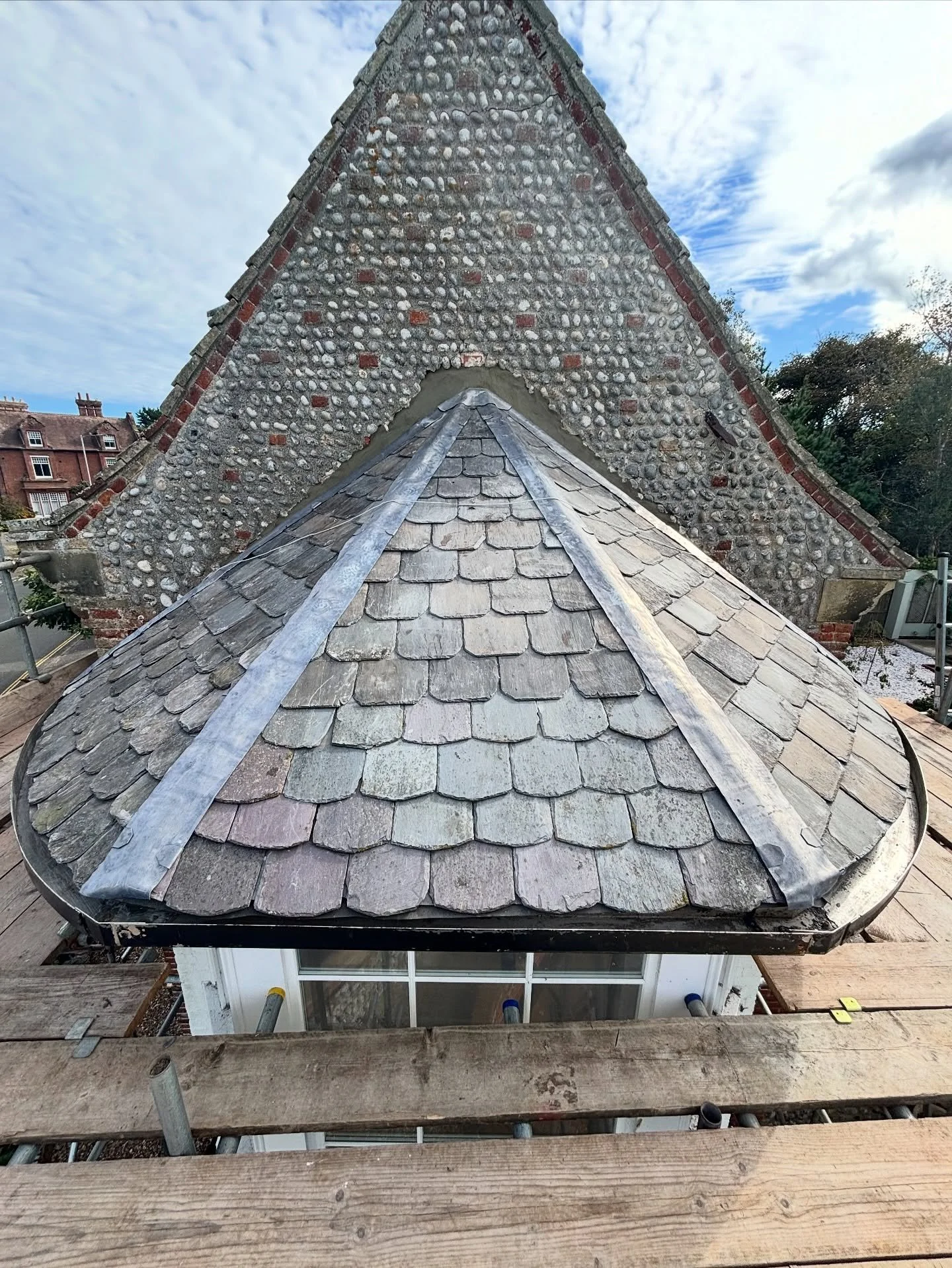 Completion on this stunning property in Cromer. A complete strip, rafters treated, breathable membrane, hand cut tear drop slates to match the historic factor, finished off with lead hips 😮&zwj;💨 

It&rsquo;s all in the detail 🎯

Any enquiry&rsquo
