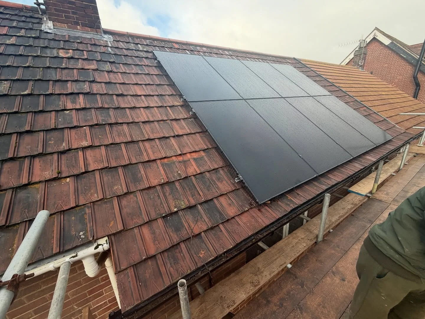 A full revamp for this property in Cromer recently completed. Old non breathable roof removed &amp; new breathable installed along with solar to front and back of property provided by Livermore Engineering ✨ 

Customers can now rest easy &amp; start 