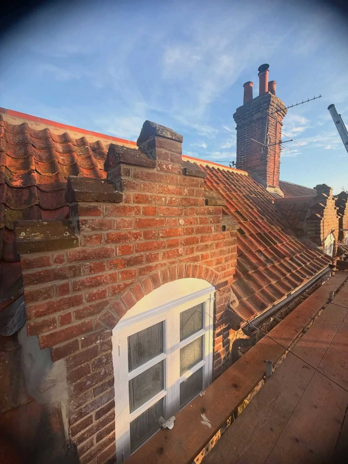 Recent completion on this stunning cottage which needed some much deserved TLC. A full strip back to bare, installation of breathable roof, rebuild/repoint of brickwork, 2 velux installs to rear, Dentals for detail 😮&zwj;💨 &amp; EPDM flat roof to t