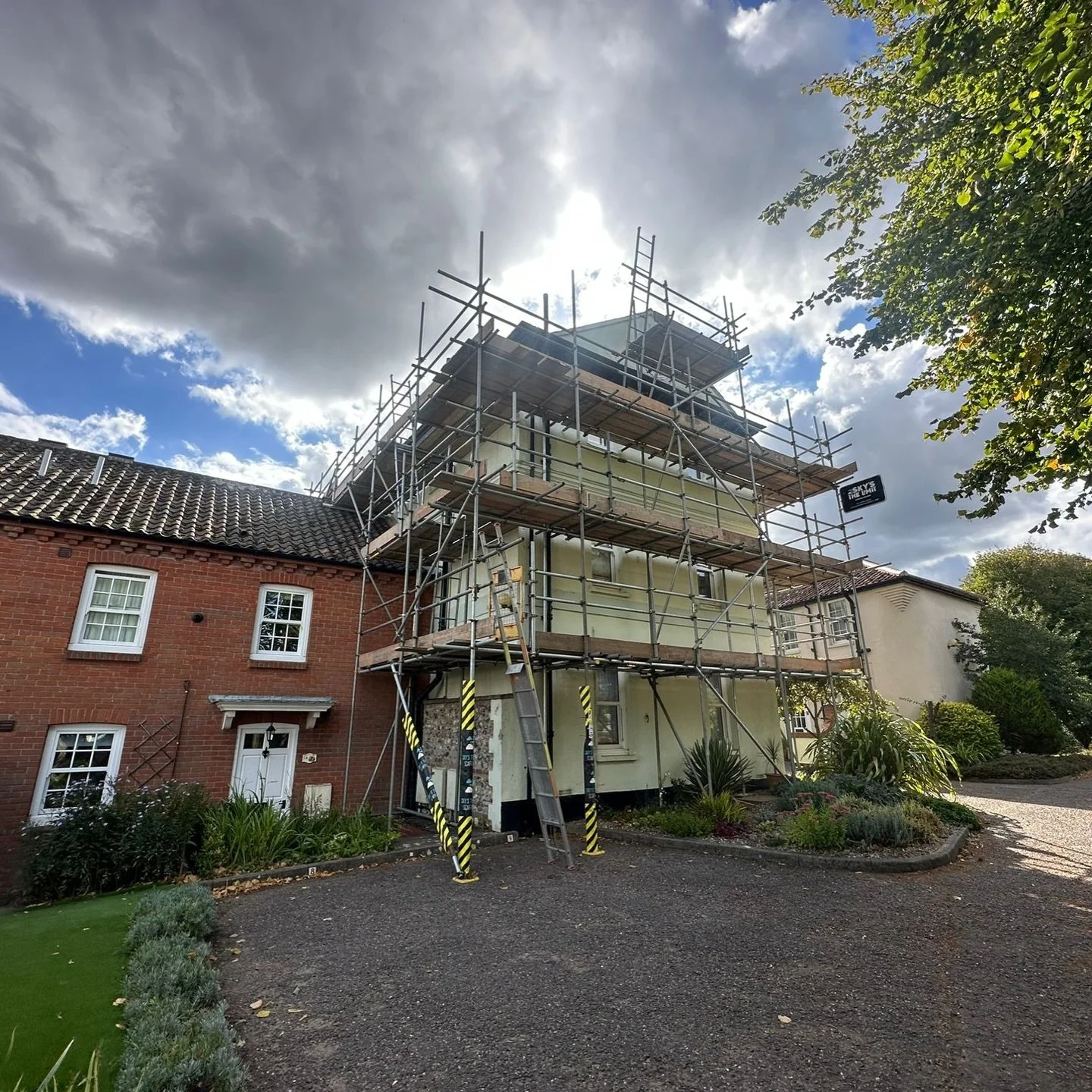 Scaffold dropped &amp; it&rsquo;s completion of our painting project in Cromer on behalf of @watsonsproperty 

A lovely freshen up on this lump of a building has got it back to new ✅

For scaffold enquiries get at our sister company @skys_the_limit_s