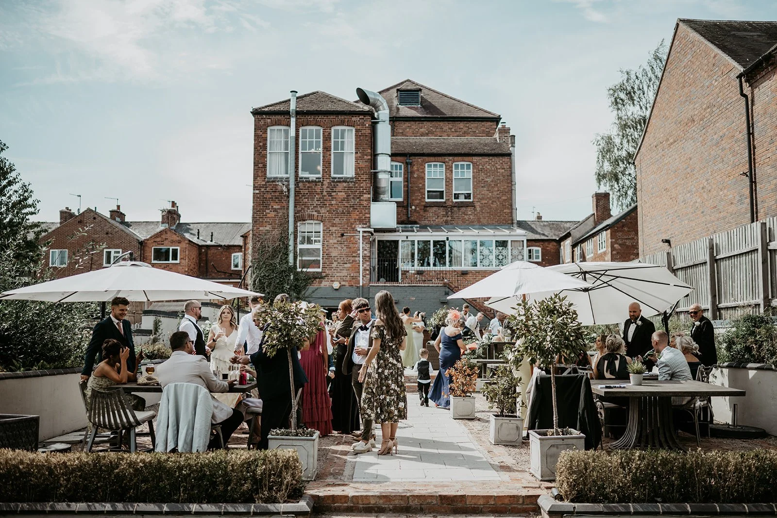 Did someone say heatwave?? ☀️🌿
Our garden is the perfect place to spend the Bank Holiday weekend. And honestly&hellip; doesn&rsquo;t this weather just make you want a wedding? 💍✨

#Heatwave #BankHolidayWeekend #SummerWedding #WeddingVenue #GardenWe