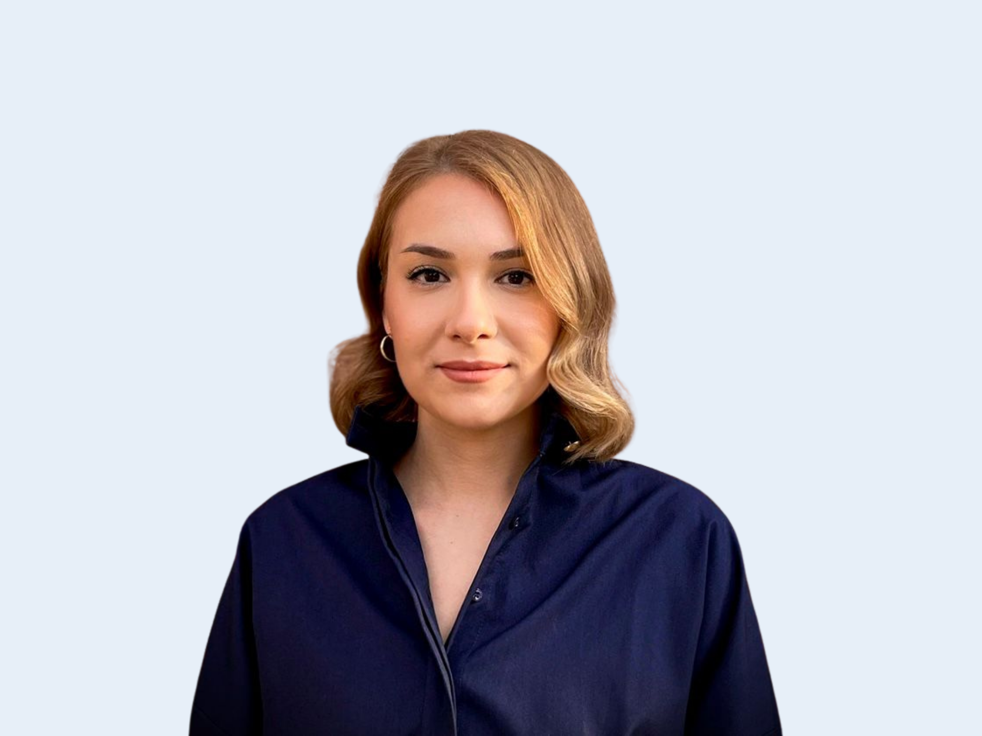 Portrait von Selin Acarlar Okyay, Designerin und Gründerin von Selly’s Digital Designs – persönliche Designbegleitung für Selbstständige und kleine Unternehmen