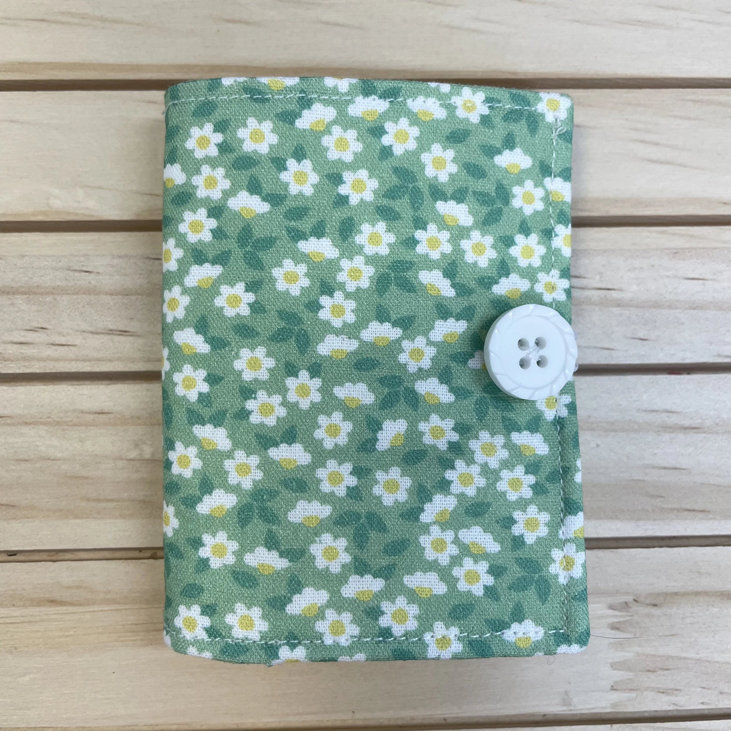 Needlebook: Green/white daisies