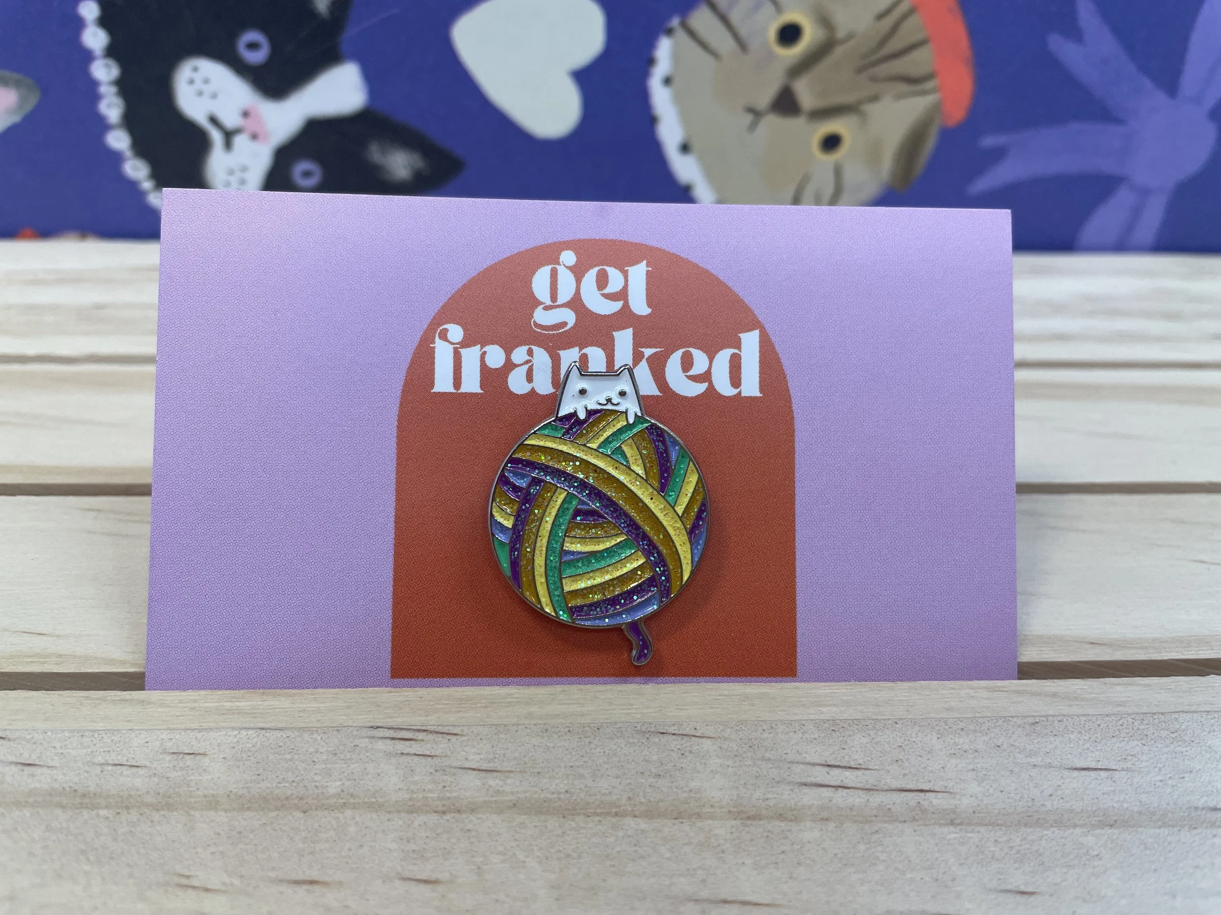 Pin: Cat with glitter yarnball