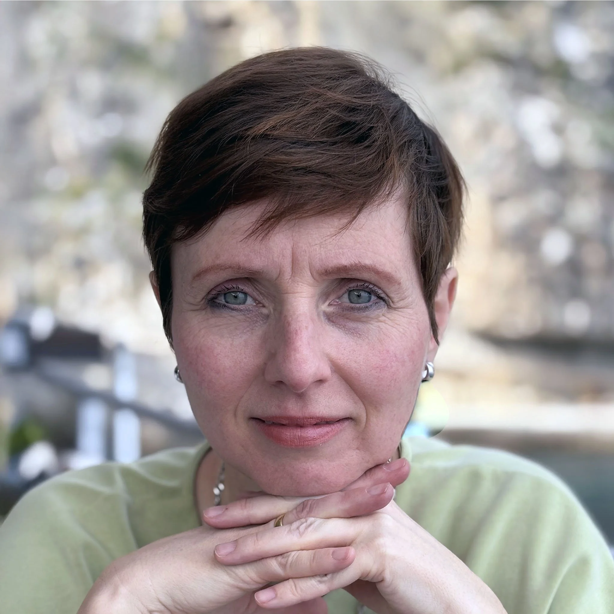 Portrait of Dr. Antje Koulechov, child psychiatrist, specialist in child and adolescent psychiatry (child psychiatry) in her child and adolescent psychiatry practice in the Brunnencenter Bad Vilbel.