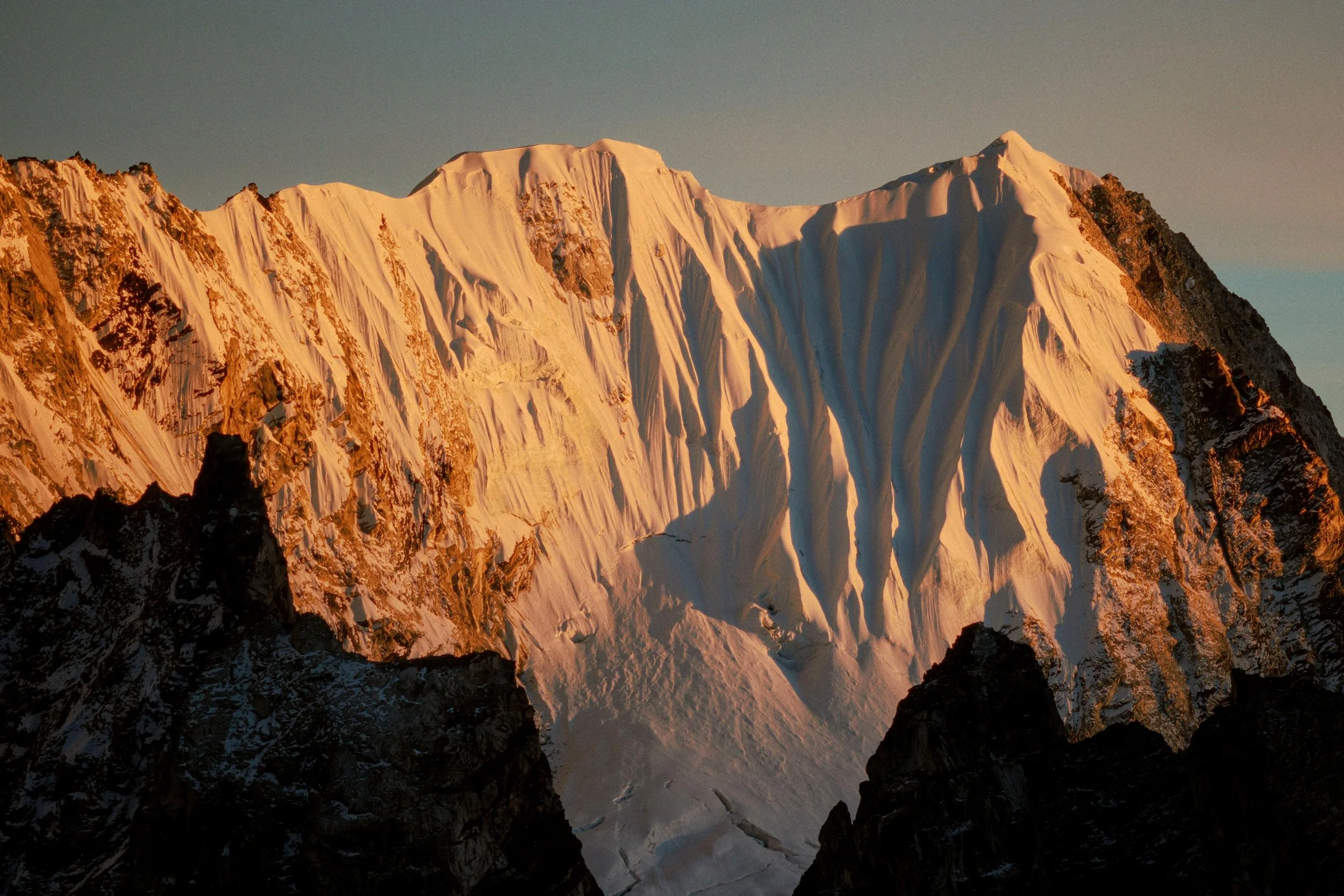 Berggipfel im Himalaya mit schneebedeckter Oberfläche und dramatischem Sonnenlicht. Bergfotografie Workshop Trekking Nepal