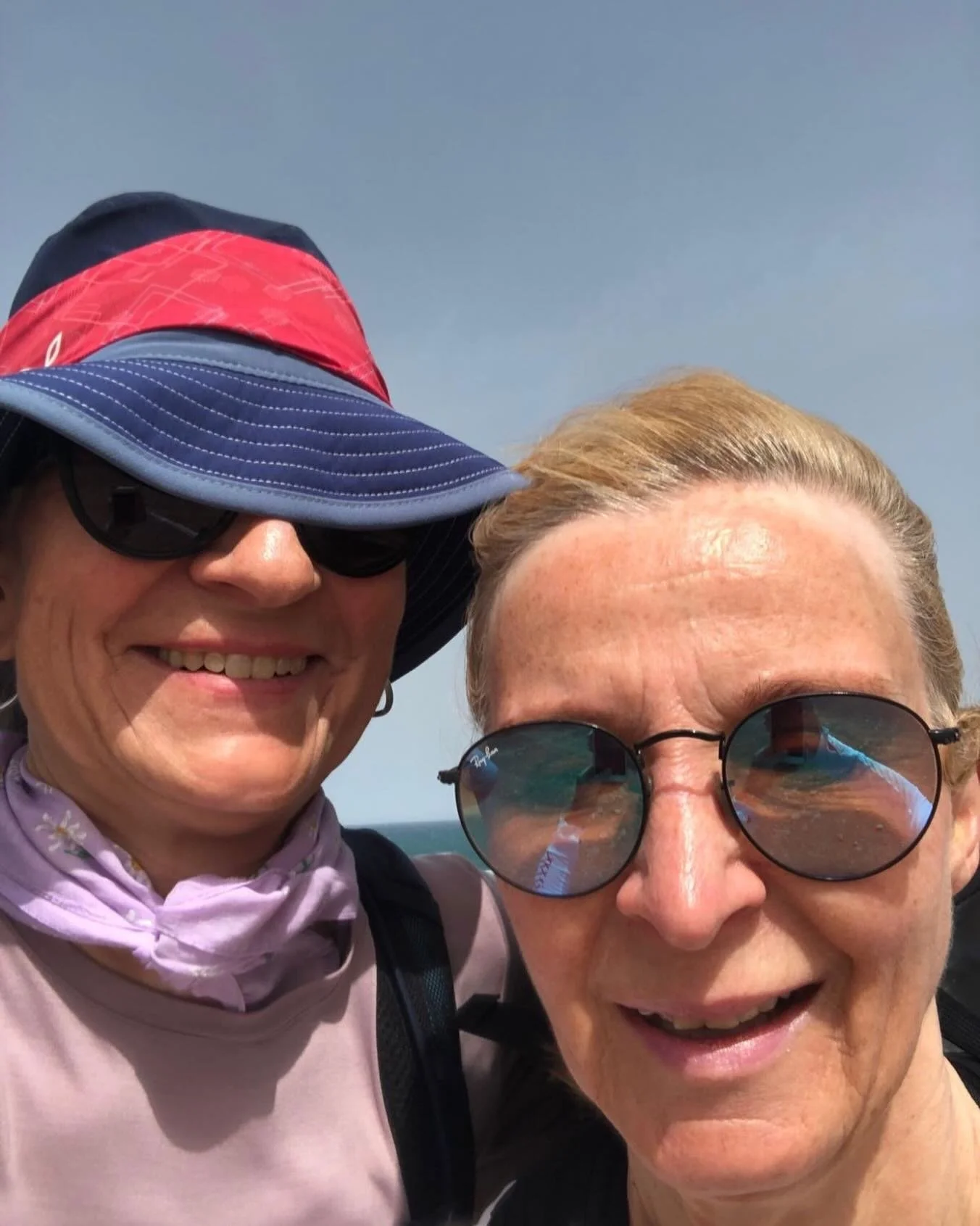 F&uuml;nf Tage Fischerpfad.Wind. Sonne. Staubige Schuhe. M&uuml;digkeit.Und eine Freundin an meiner Seite, die mich seit fast 40 Jahren kennt.

Ich glaube, erst in herausfordernden Momenten zeigt sich, wie wertvoll eine Verbindung wirklich ist.Ob jem