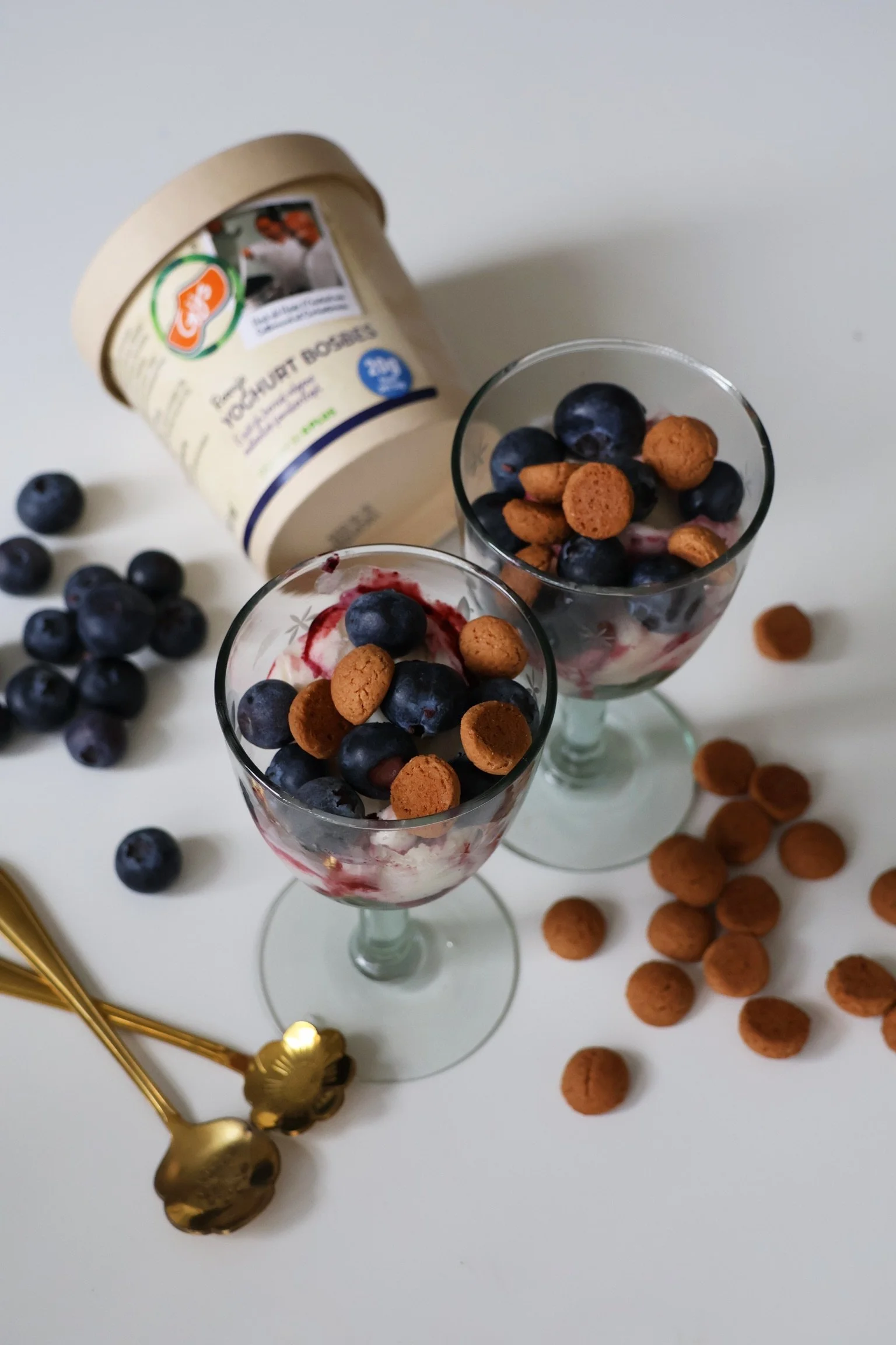 Yoghurt Bosbes Roomijs met Pepernoten