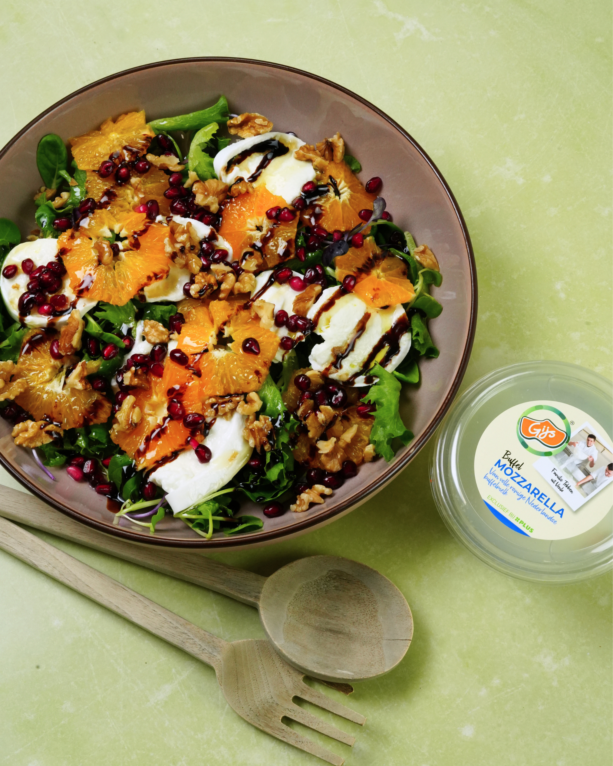 Zomerse salade met mozzarella en sinaasappel