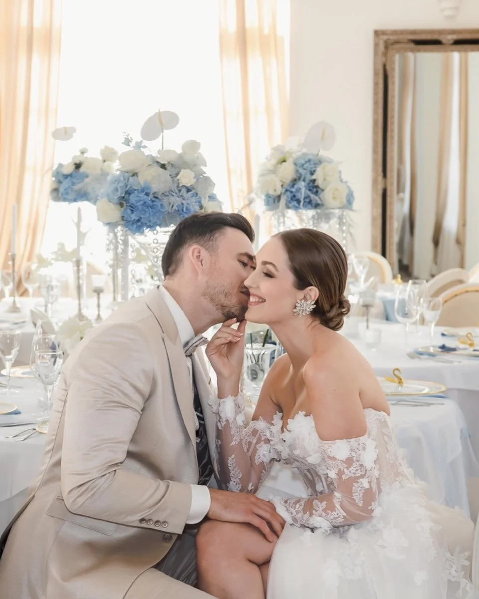 Hochzeitsplanung: @true_amour_weddings
Location: @alteskurhotel.events
Dekoration &amp; Floristik: @deko.impressionen
Model Couple: @hanniandmichi
Single Bride: x_itsmarina_x
Kleider &amp; Anzug: @weddingloft_birkenfeld
Ringe: @weddingloft_birkenfeld