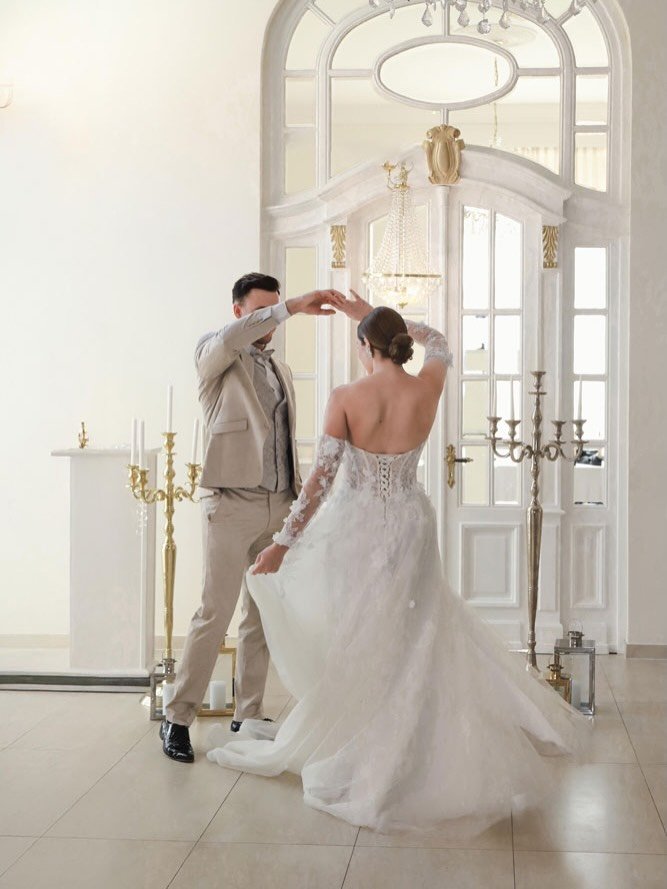 Dancing into forever with you ❤️
Hochzeitsplanung: @true_amour_weddings
Location: @alteskurhotel.events
Dekoration &amp; Floristik: @deko.impressionen
Model Couple: @hanniandmichi
Single Bride: x_itsmarina_x
Kleider &amp; Anzug: @weddingloft_birkenfe