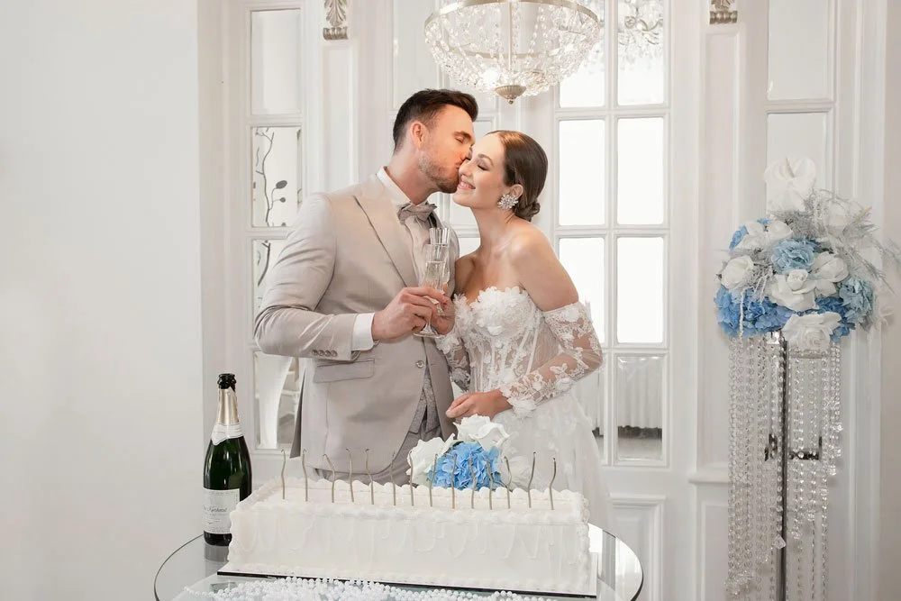 Brautpaar mit der Hochzeitstorte