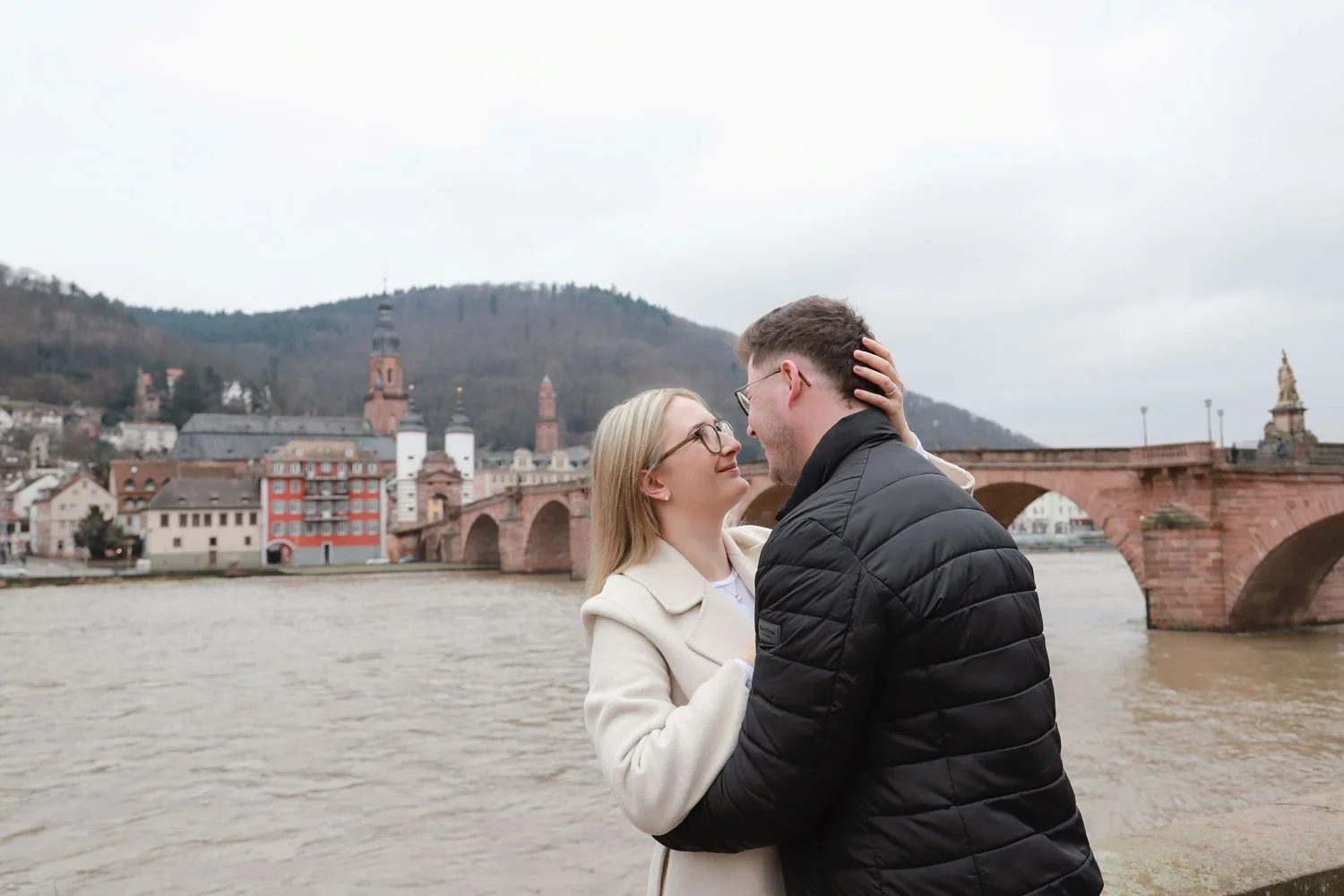 Paarfotoshooting Heidelberg neben der alten Brücke