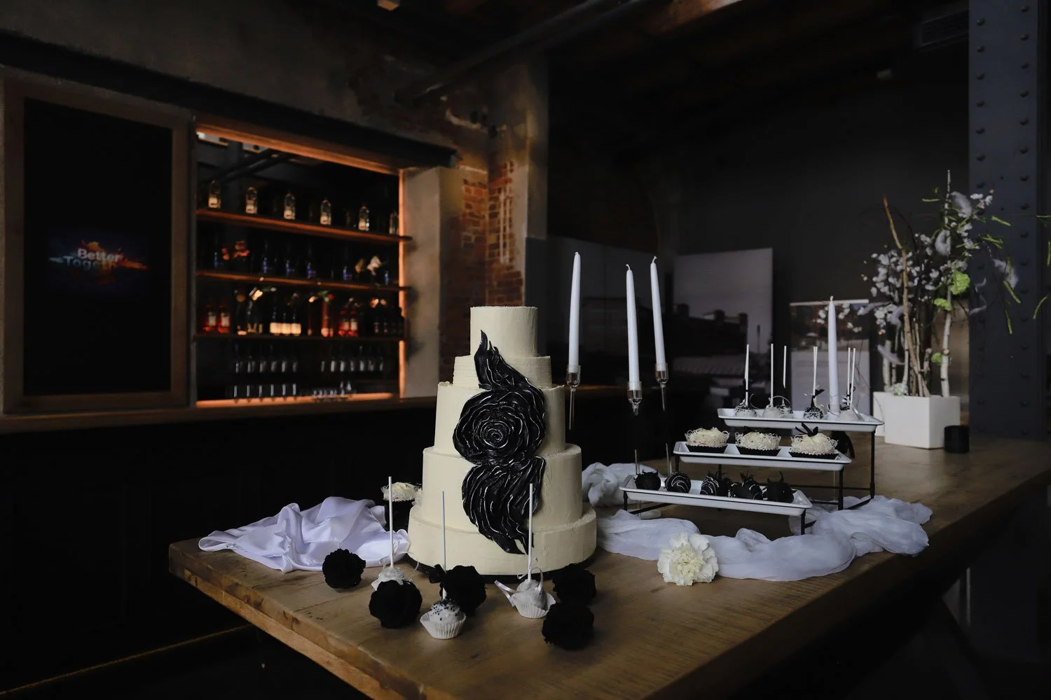 Ein Tisch, auf dem ein leckerer Kuchen und eine Flasche Wein stehen, ideal für die Hochzeit.