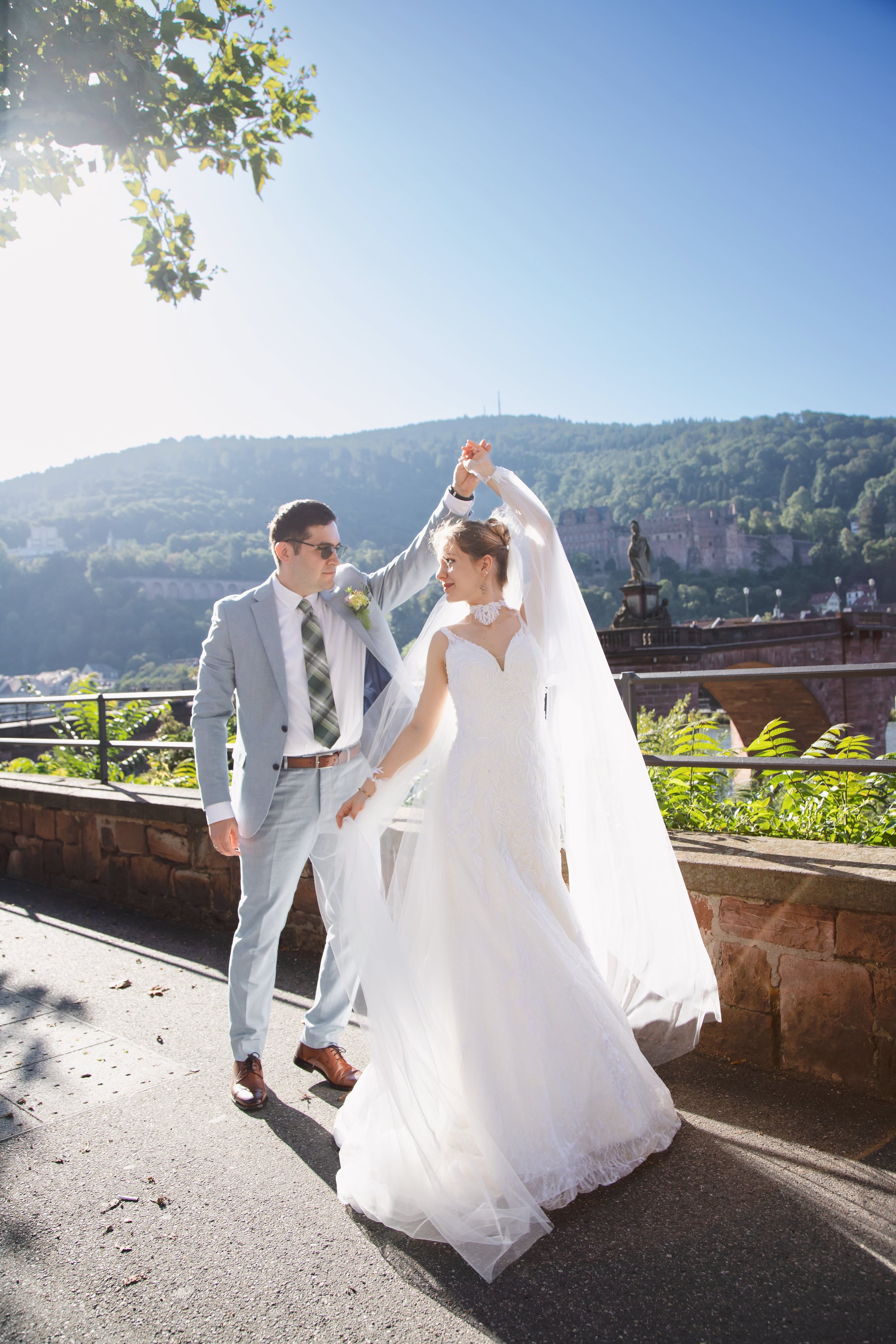 Hochzeitsfotografie Heidelberg – das Brautpaar tanzt in einer romantischen Scheune