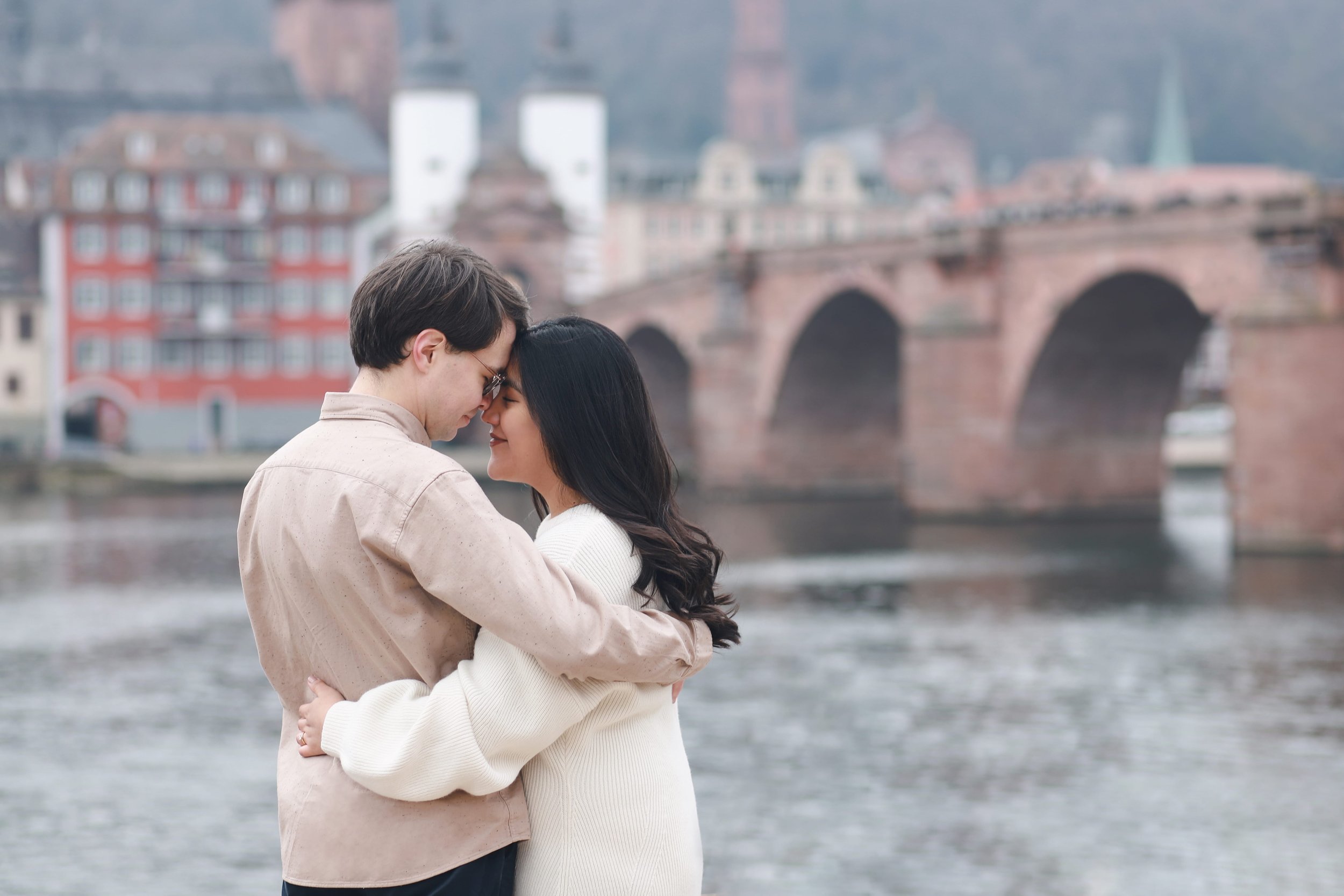 Verlobung Fotoshooting in der Altstadt Heidelberg - authentische romantische Portrait