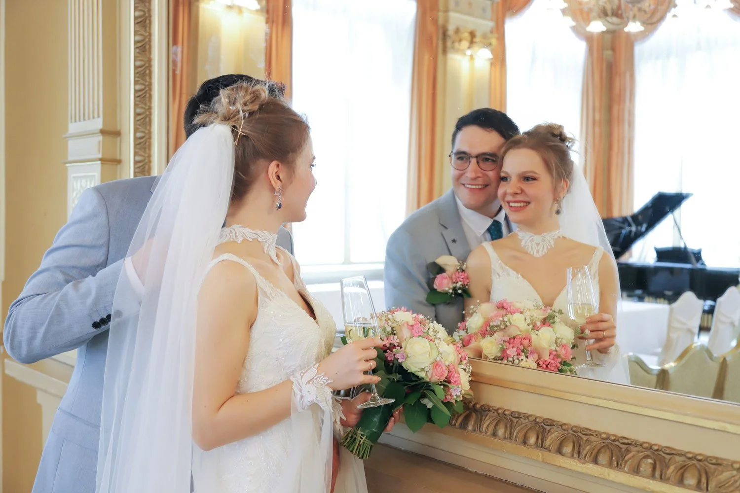 The bridal couple looks at the mirror in Prinz Palais Heidelberg and poses for the wedding photo
