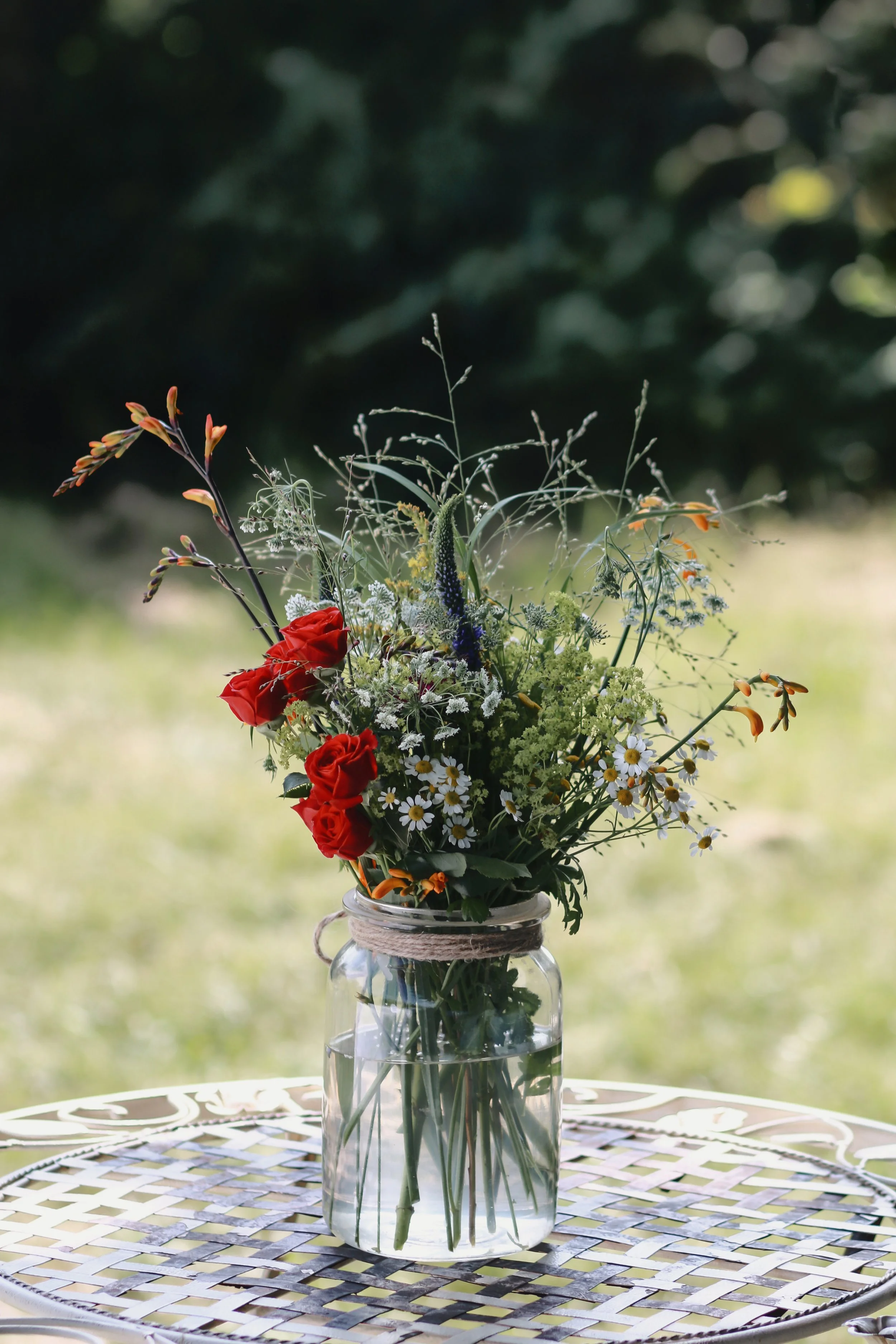  Auf einem Tisch steht eine Vase mit frischen Blumen, die den Raum lebendig und einladend wirken lassen.