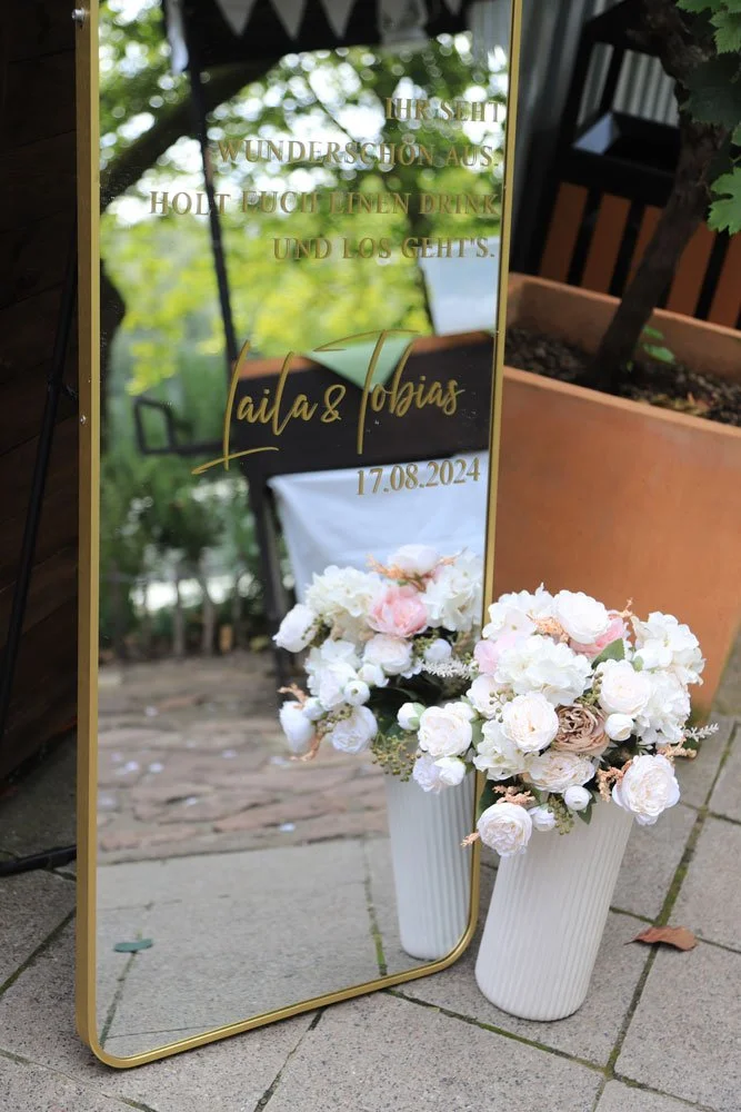 Hochzeitsdekoration Spiegel und Blumen
