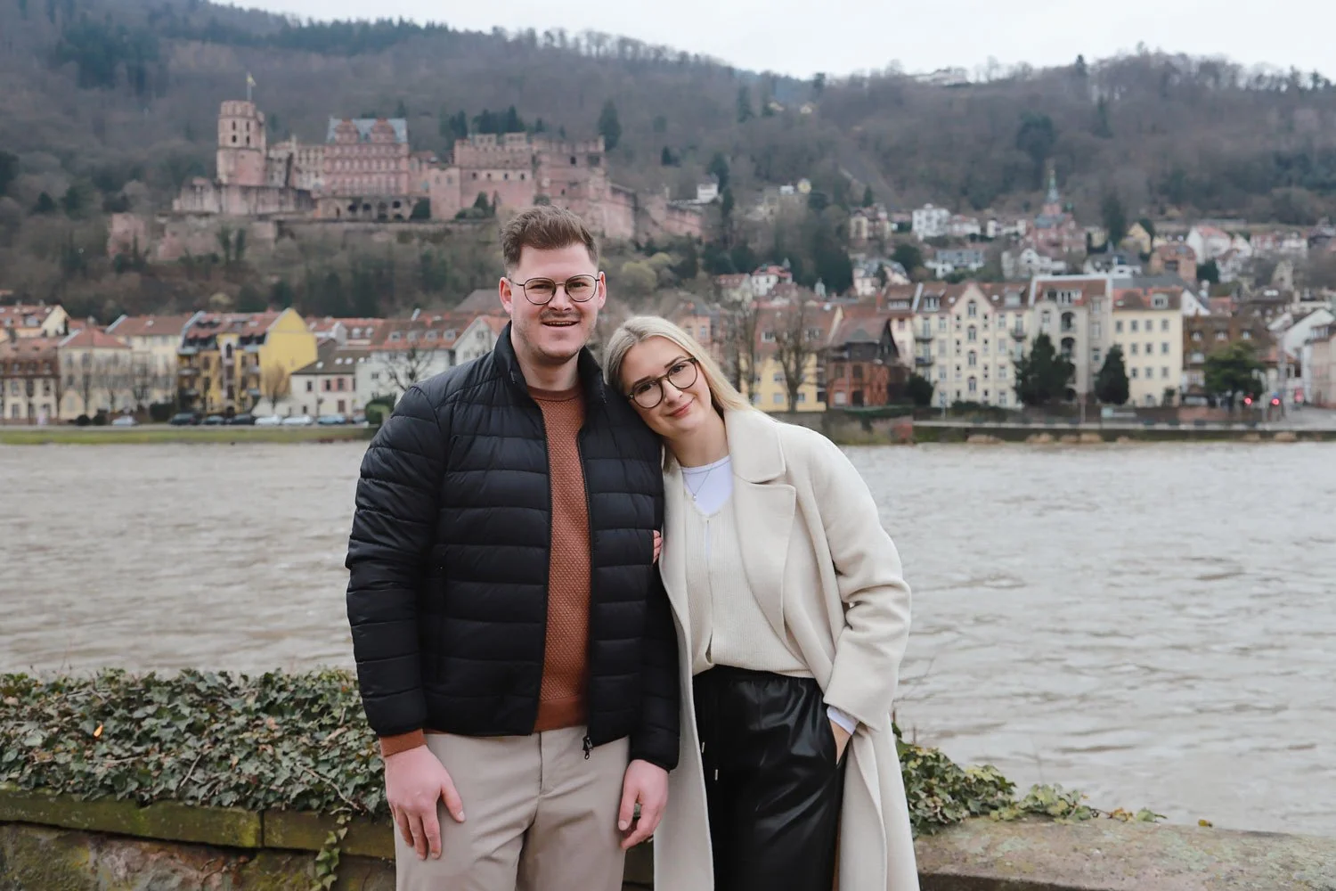 Paarfotoshooting Heidelberg mit dem Schloss im Hintergrund