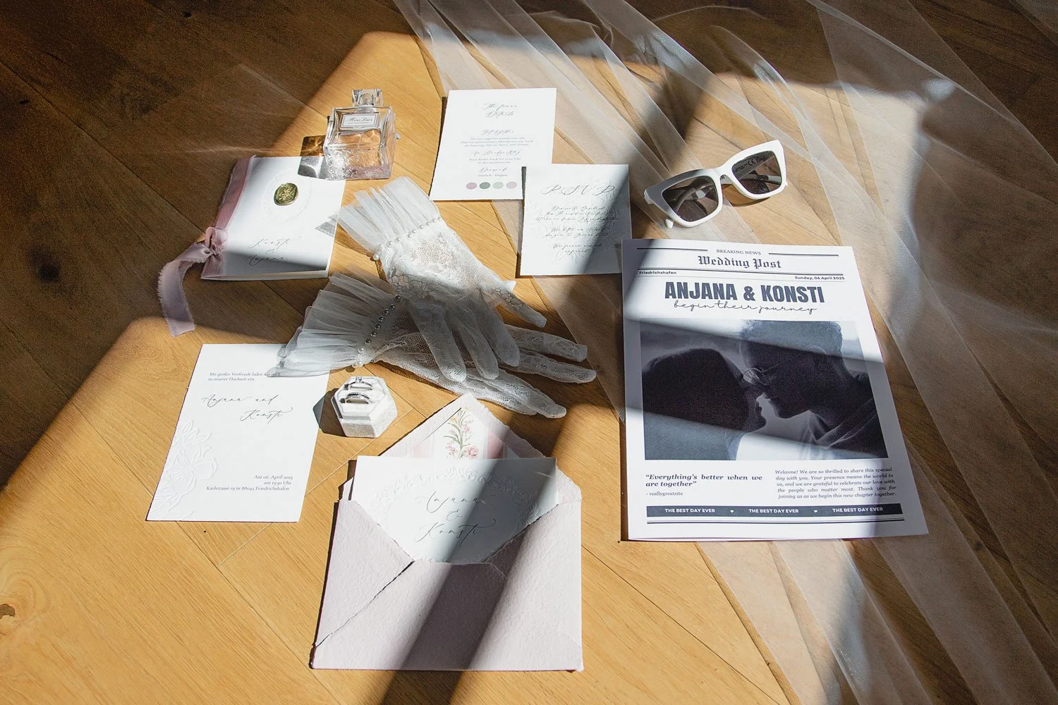 Schöne Hochzeitskarten liegen auf einem warmen, hölzernen Tisch.