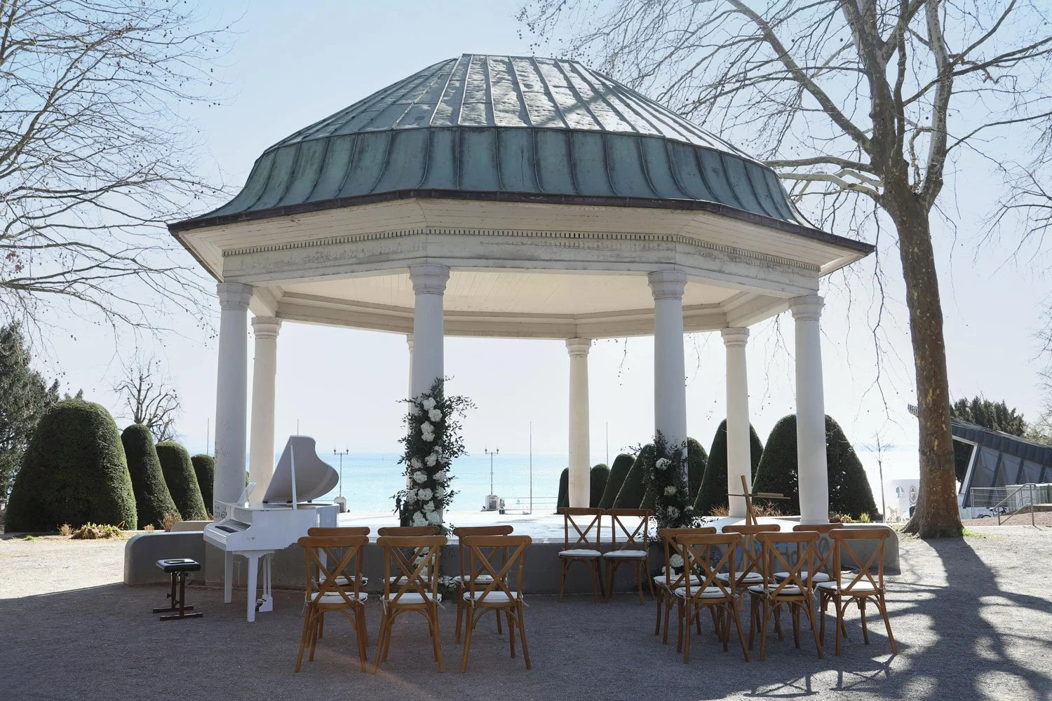 Ein schneebedeckter Pavillon mit Tischen und Stühlen lädt zu einer Hochzeit im Freien ein.