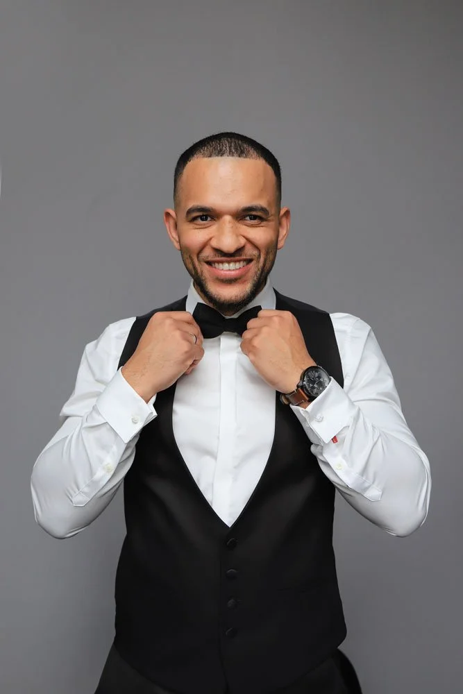 Der Bräutigam im eleganten Smoking und Fliege, bereit für die Hochzeit.