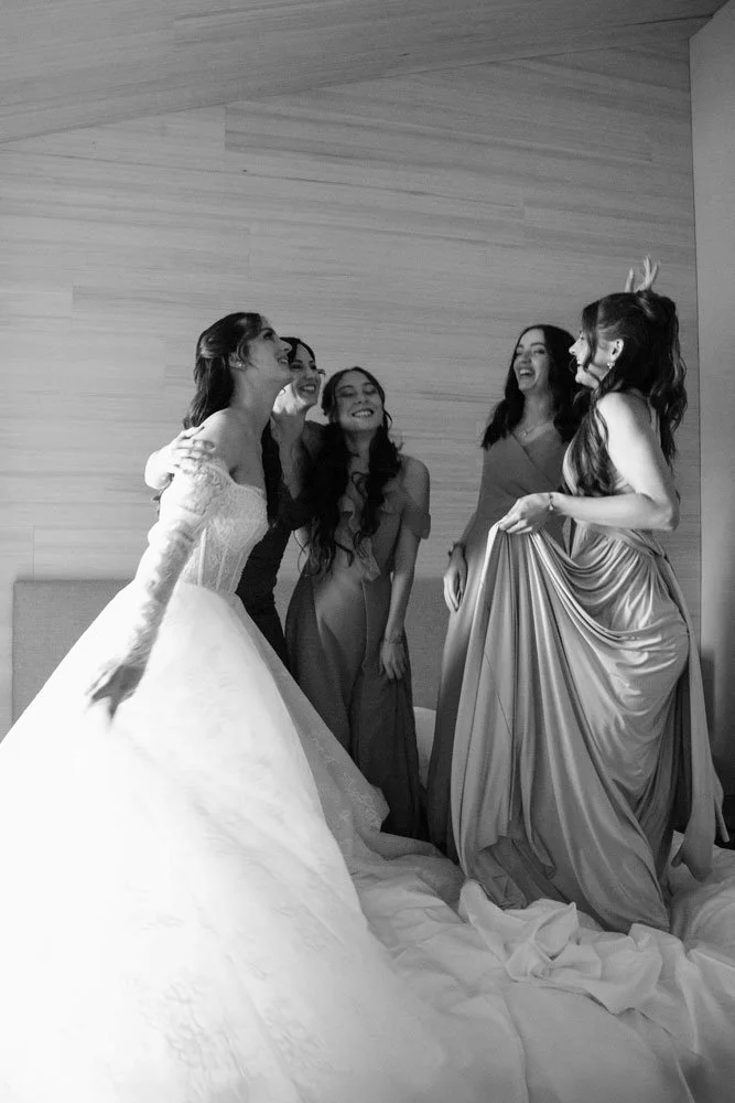 Braut mit Freundinnen im Hotel