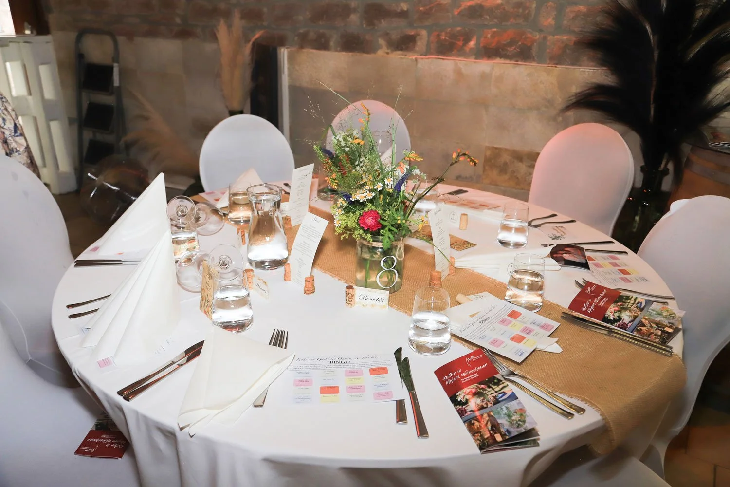Tisch mit der Hochzeitsdeko