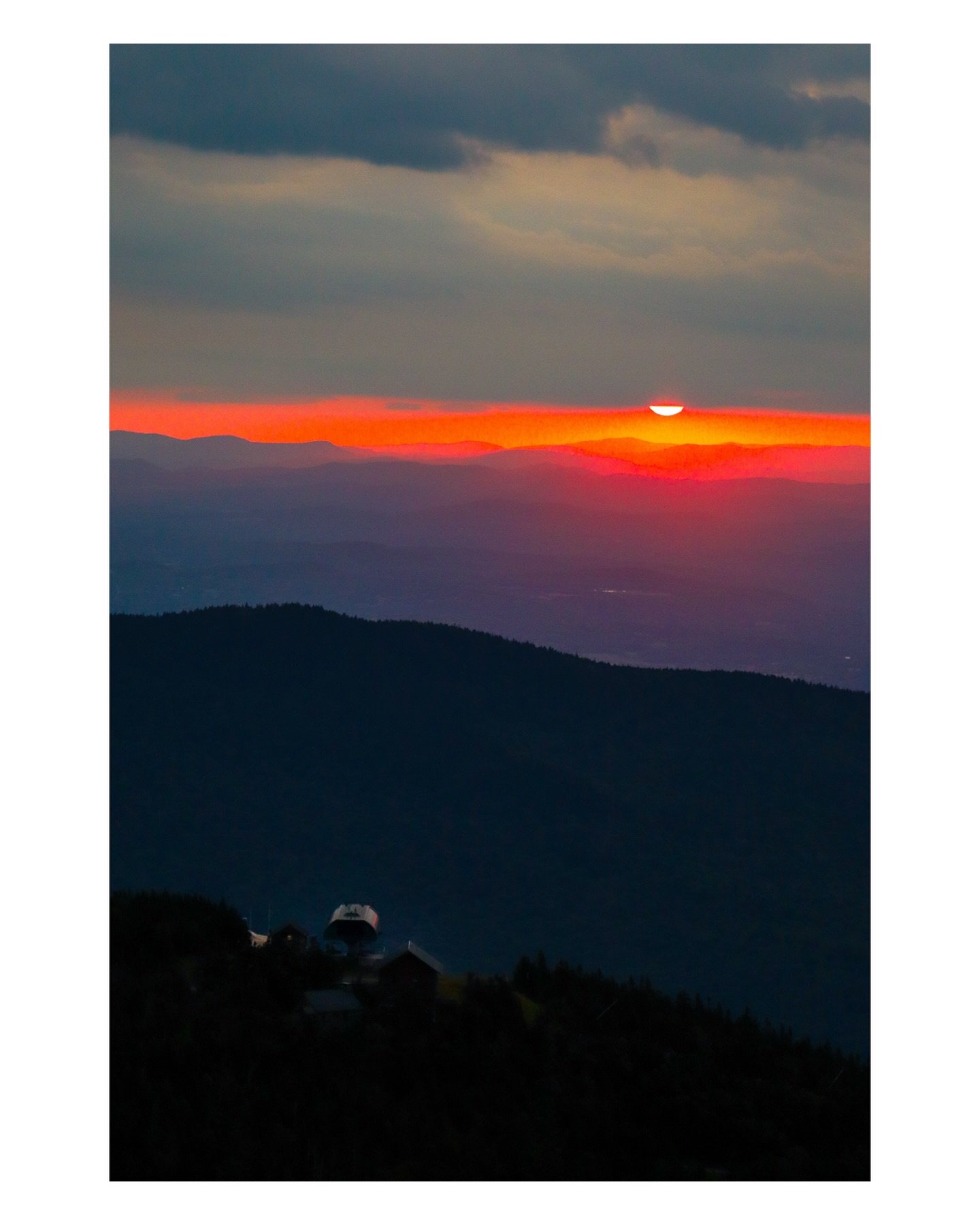 living the dream 🌄
.
.
.
#vermont #hike #photography #living #outdoors #adventure #nature #mountains #getoutside