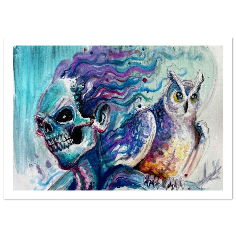 Eine bunte, künstlerische Darstellung eines Eulenkopfes mit großen gelben Augen und eines stilisierten Totenkopfs mit buntem, geschwungenem Haar, das an Rauch oder Flammen erinnert, auf einem Baumstamm.