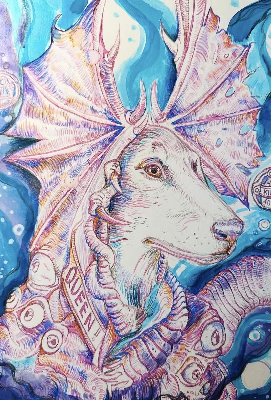 Künstlerische Illustration eines Wolfsgesichts mit Drachenknochen, dargestellt in aquarellartigem Stil mit Blau- und Orangetönen.