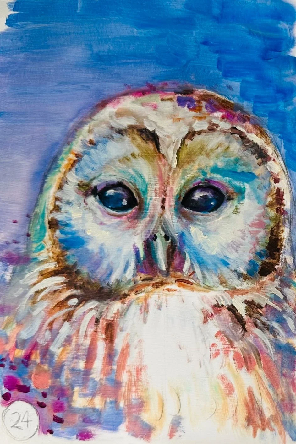 Aquarellmalerei einer Eule mit dunklen Augen, buntem Gefieder und blauem Hintergrund.