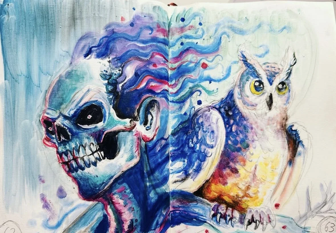 Farbenfrohes Gemälde einer Skeletthand mit bunten Wellen und einer Eule mit großen gelben Augen und blauer Schulterpartie.