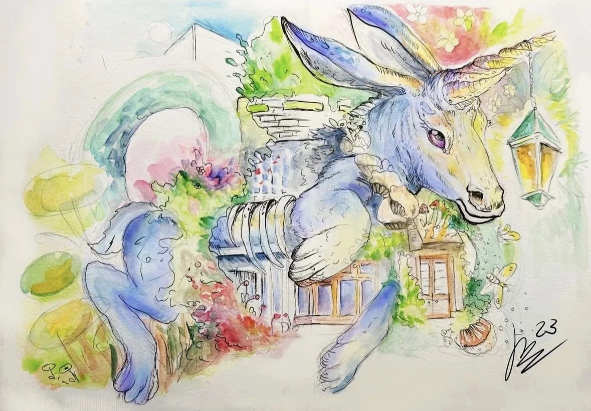 Aquarellartige Illustration eines weiß-blauen Hasen mit großen Ohren, umgeben von bunten Blumen, Pflanzen, einem Brunnen, einem Laternenpfahl und einem Fenster. Es ist eine fantasievolle, bunte Szene.