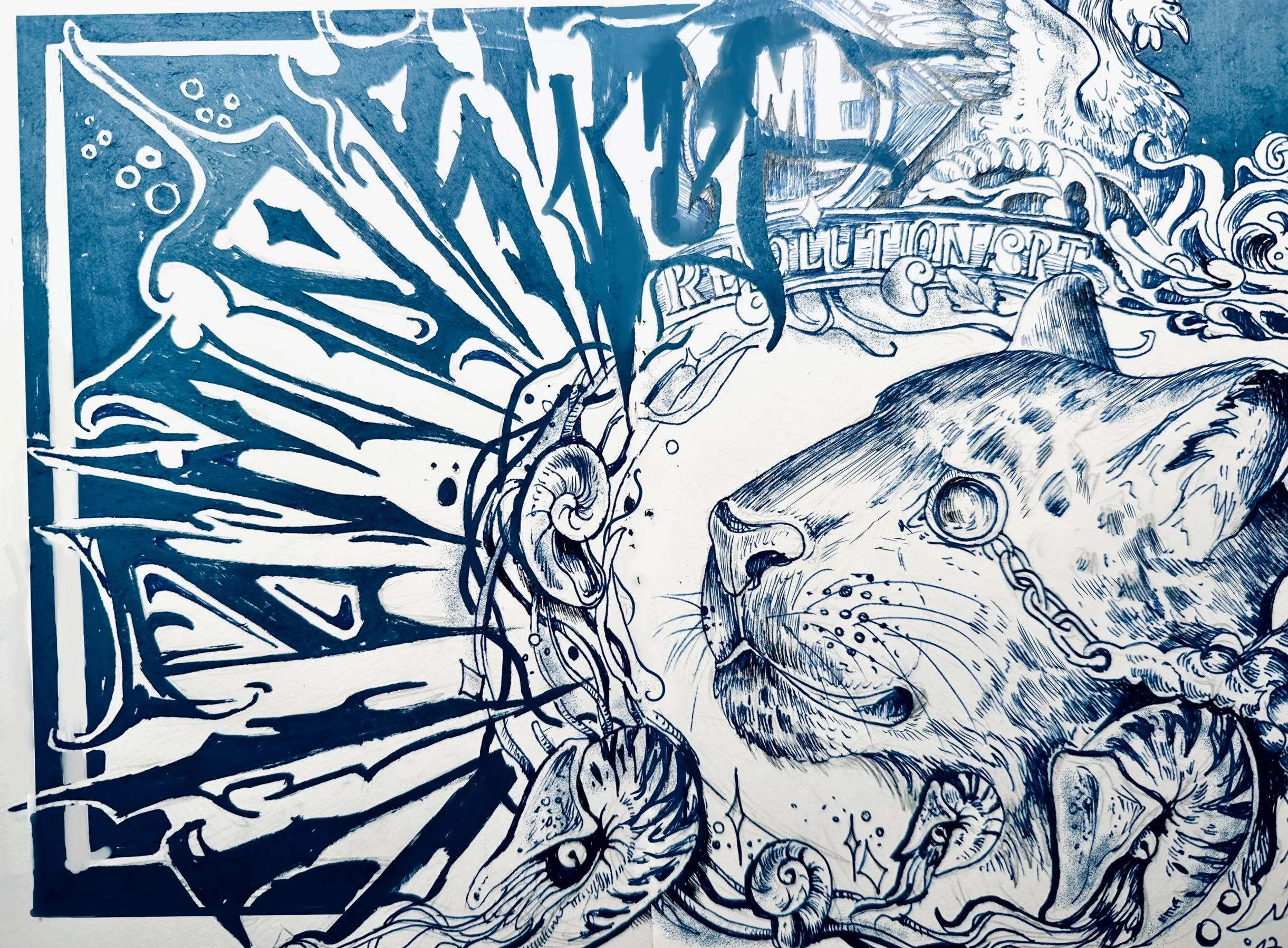 Skizze eines Meereslebewesens, das an eine Meerjungfrau mit Flügeln erinnert, wurde in blau-weißem Stil gezeichnet, mit Details wie einer Katze, Schnecken und Texten.