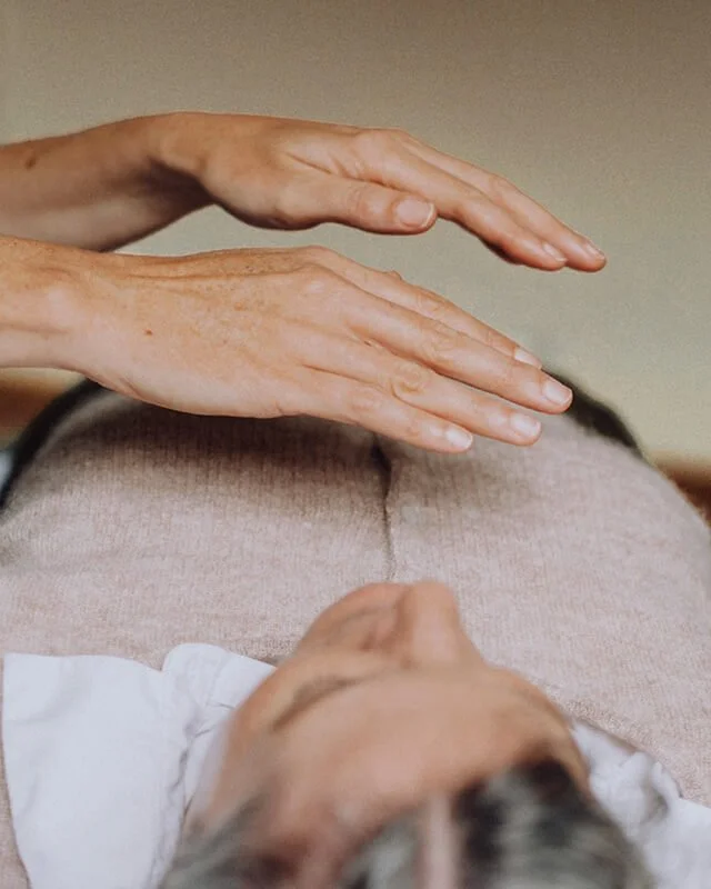 Energiearbeit, Hände über Körper von Frau