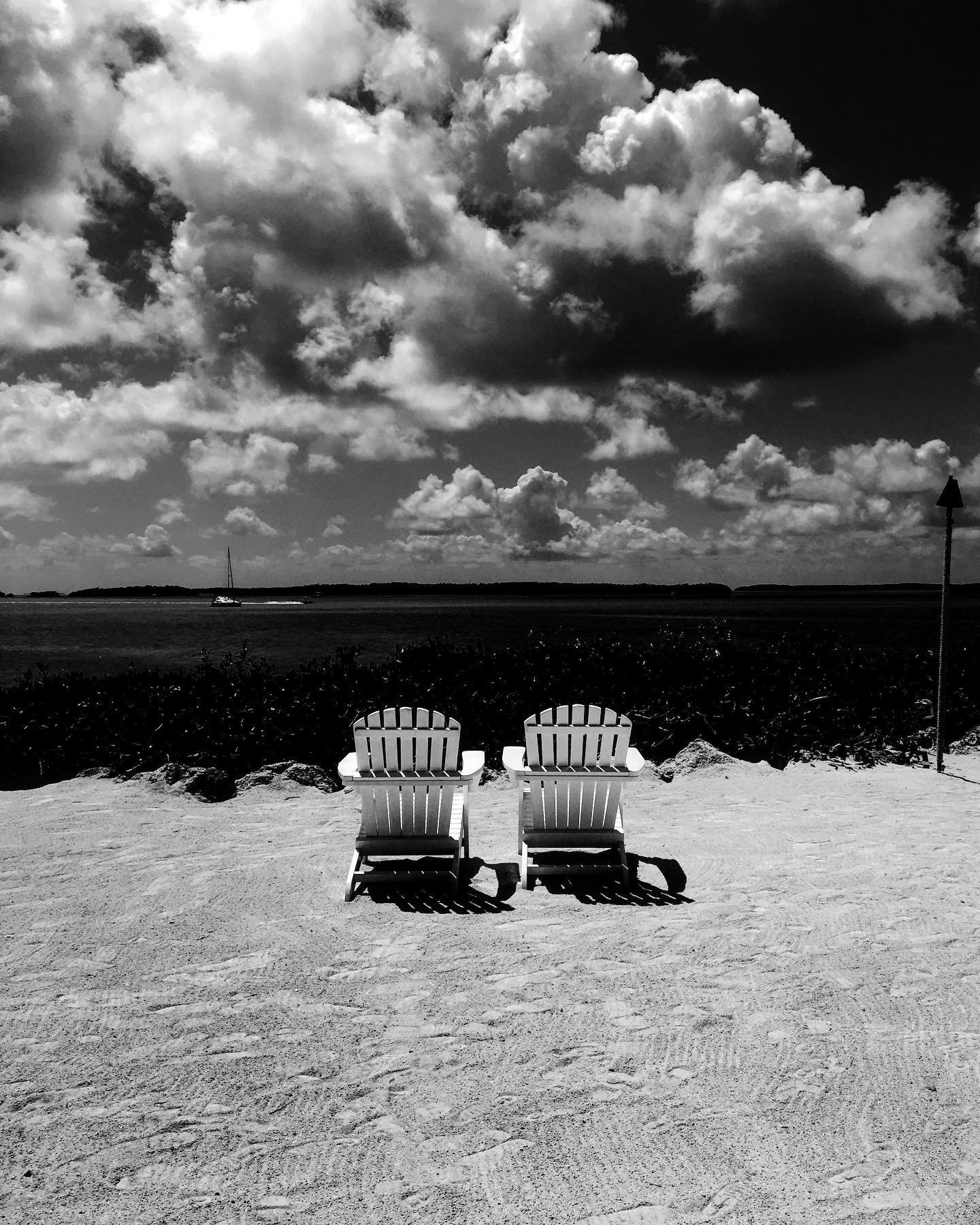 .
Assis face &agrave; notre destin 
Devant cette immensit&eacute; tumultueuse 
L&rsquo;esprit alors atteint 
Une libert&eacute; voluptueuse. 
 

#blacknwhite #bnw #bw #bnw_insta #bw_captures #bnw_life #bnw_mood #noiretblanc #bnw_addiction #blackandwh